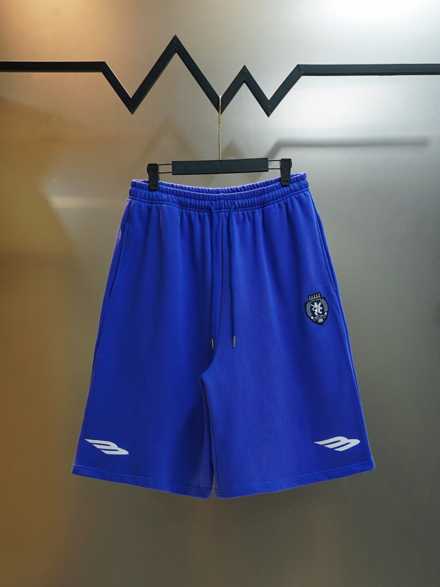 P95 número de modelo JW0111 BALENCIAGA 26 nuevos pantalones cortos bordados con insignia de marca compartida de edición…