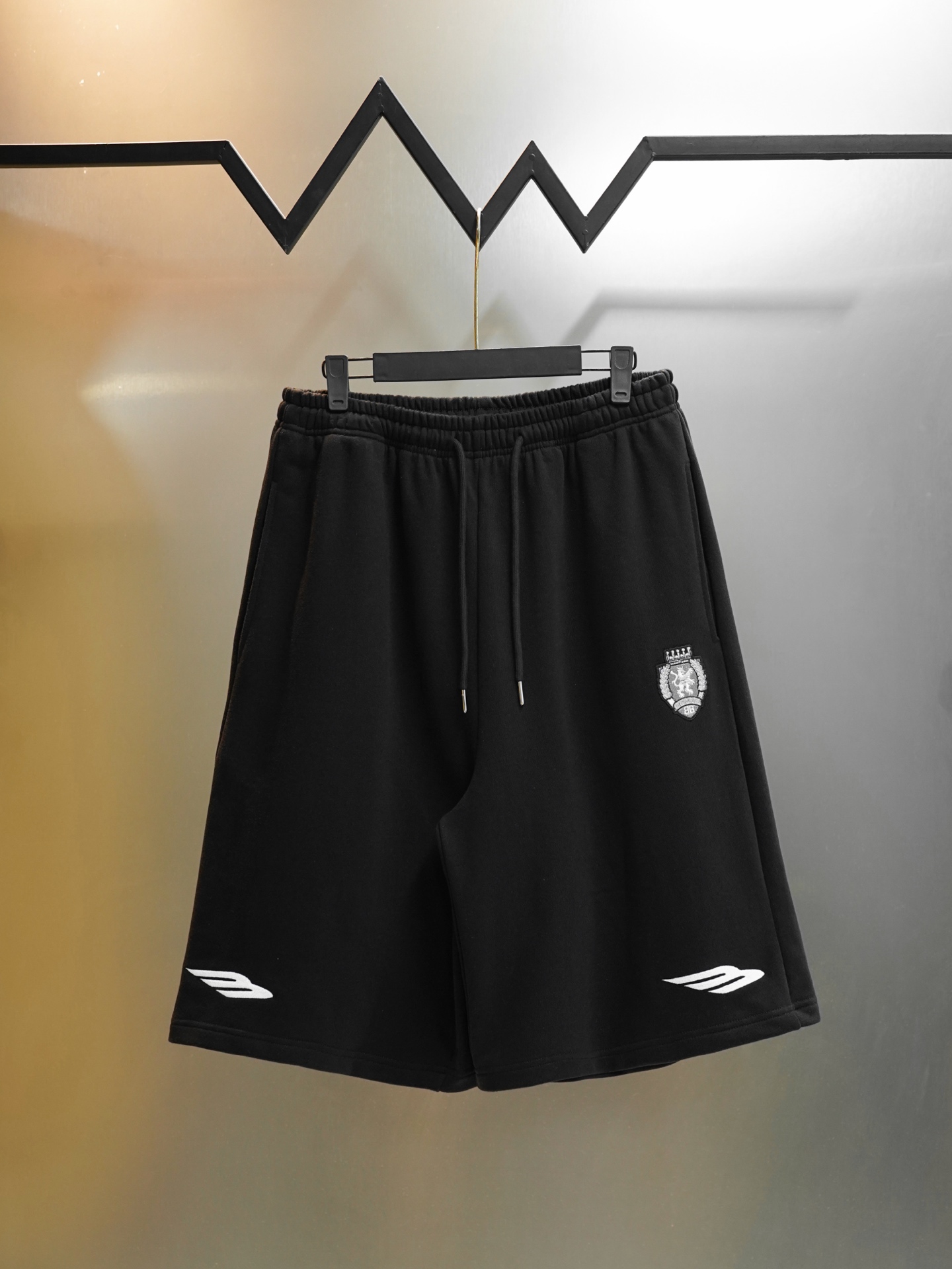 P95 número de modelo JW0111 BALENCIAGA 26 nuevos pantalones cortos bordados con insignia de marca compartida de edición…