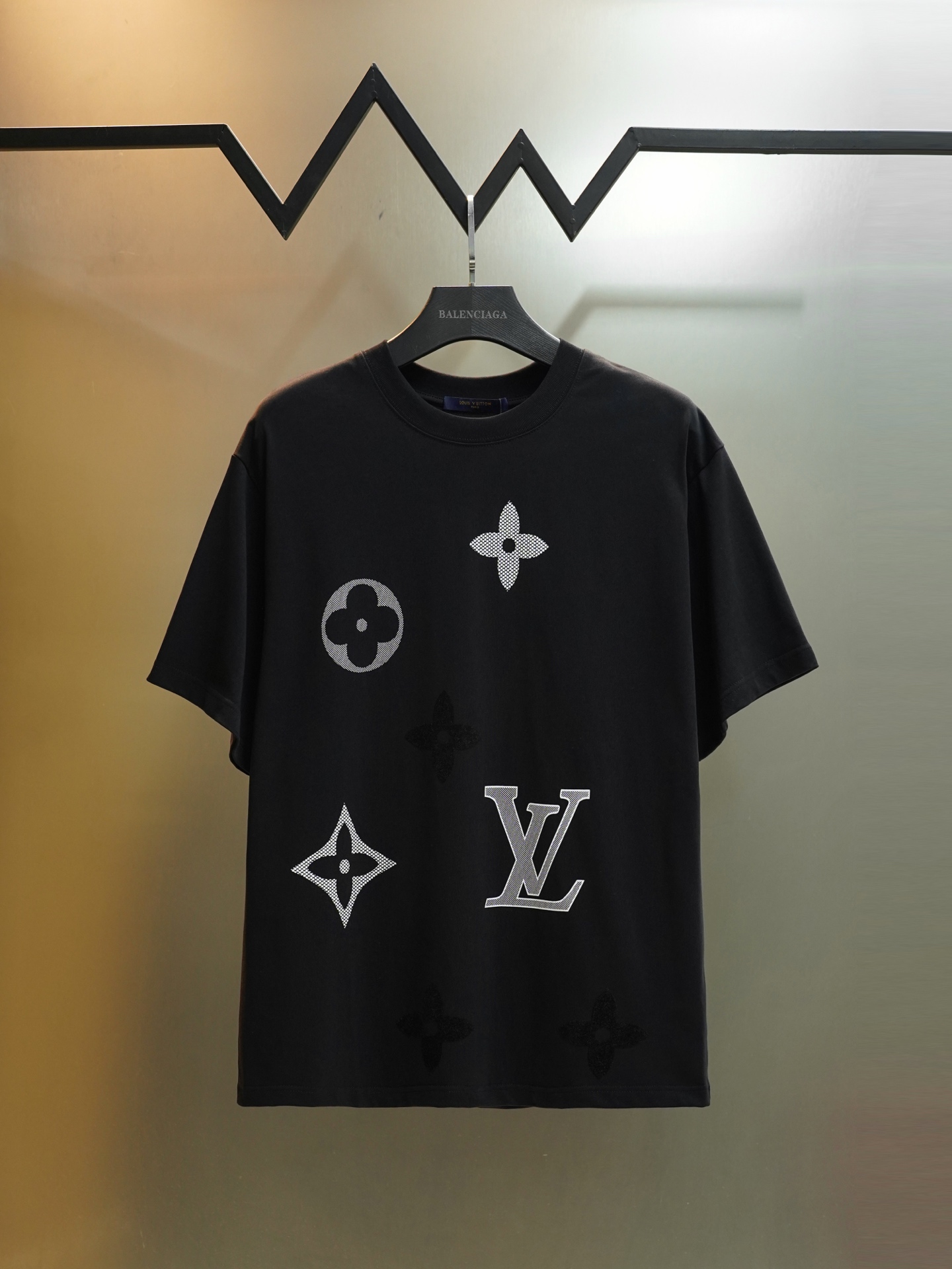 P75 N.º de modelo JW0135 Louis Vuitton Camiseta de manga corta con cuello redondo y estampado de flores de terciopelo d…