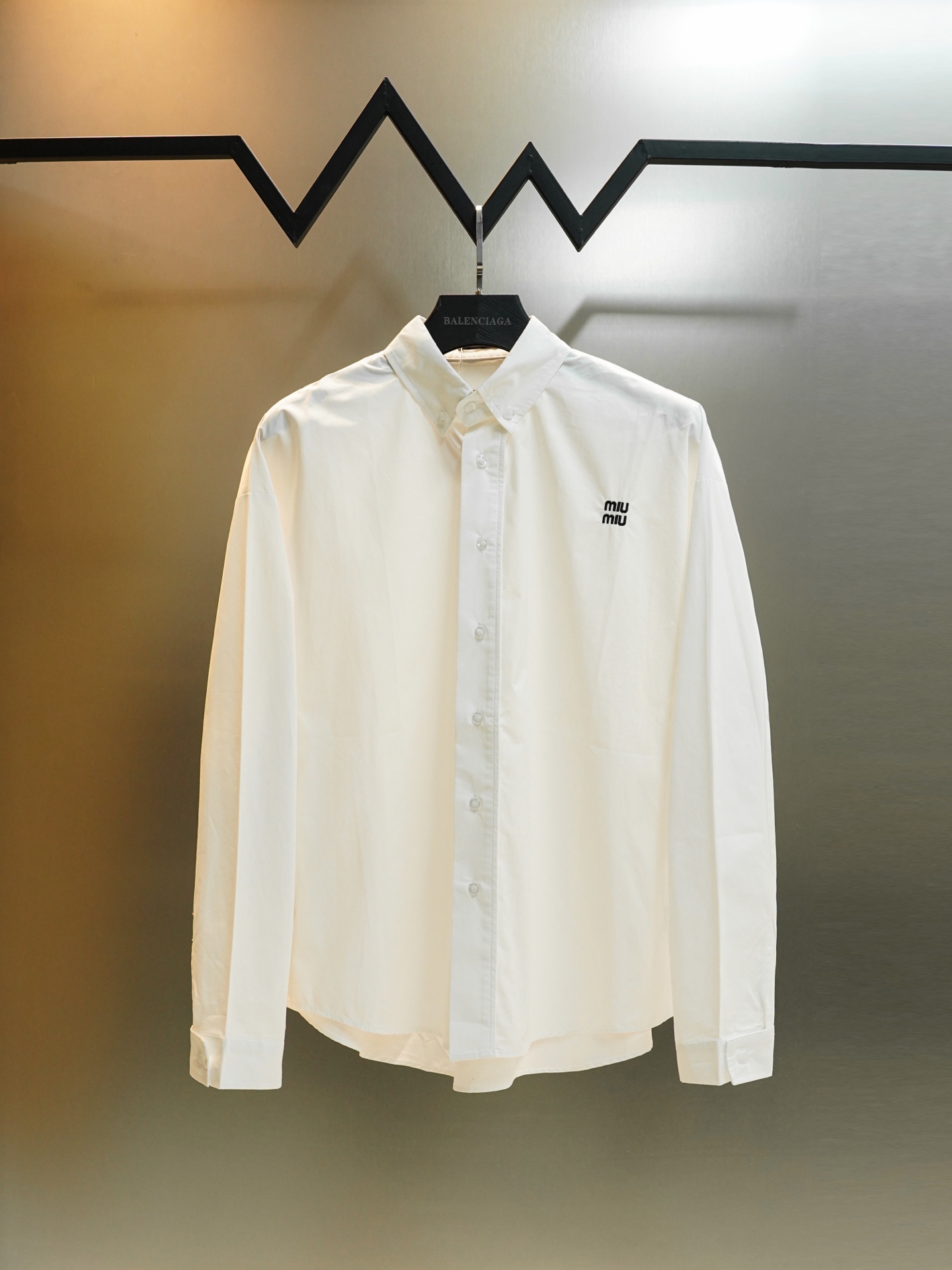 P120 Modelo JW0143 MIU MIU 缪缪 nueva camisa casual de alta gama con bordado de pareja, confeccionada en 80% al…