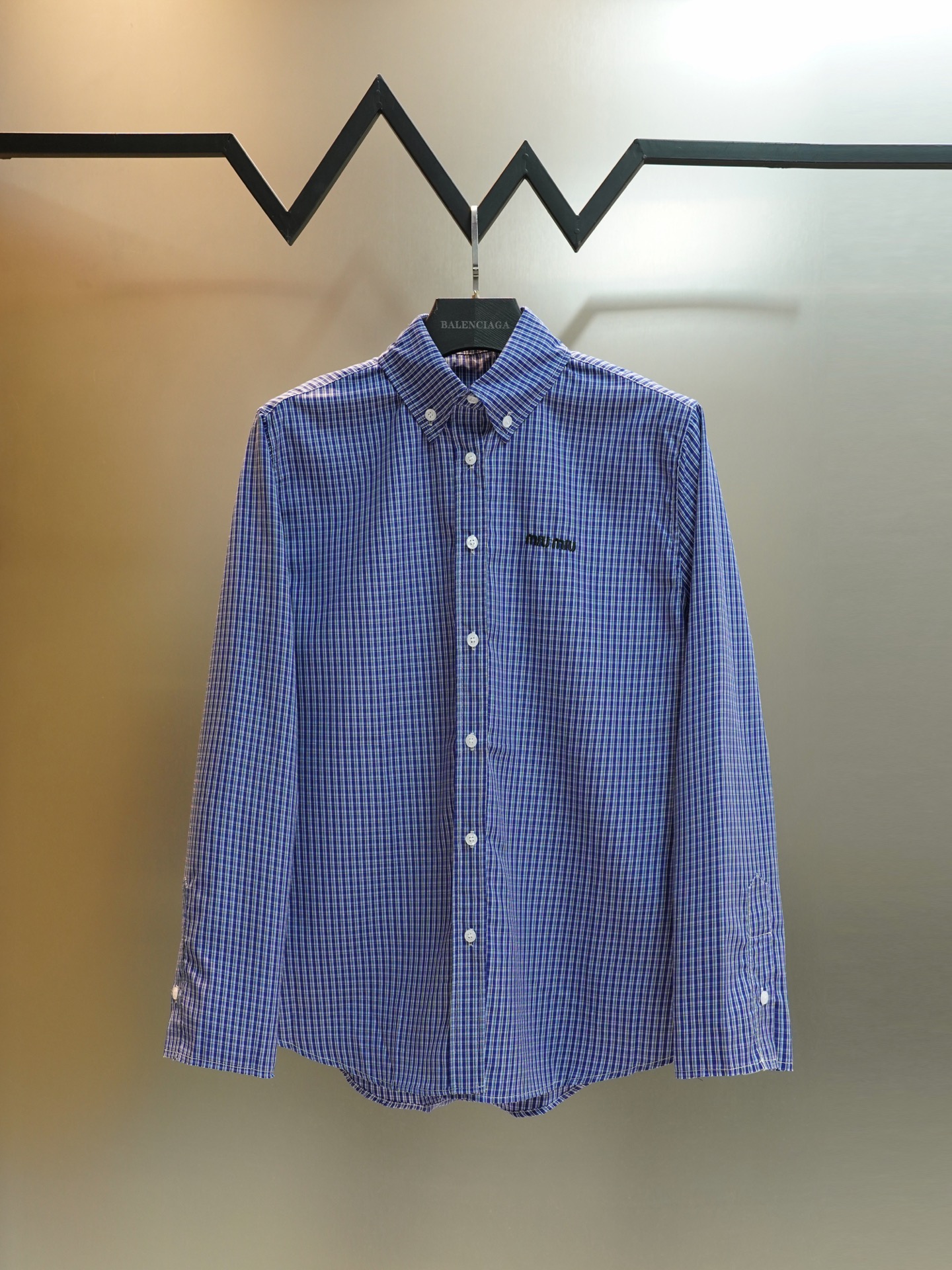 P125 Modelo JW0145 MIUMIU 缪缪 nueva camisa casual de alta gama con bolsillo y bordado de logo en estampado de …
