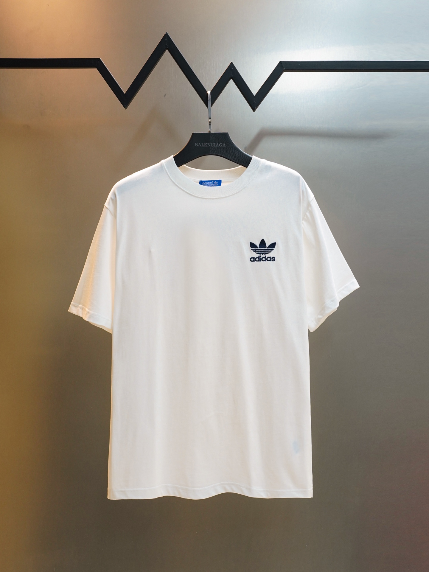 P75 modelo JW0153 ADIDAS Adidas 26 nueva temporada primavera-verano camiseta de cuello redondo de manga corta con borda…