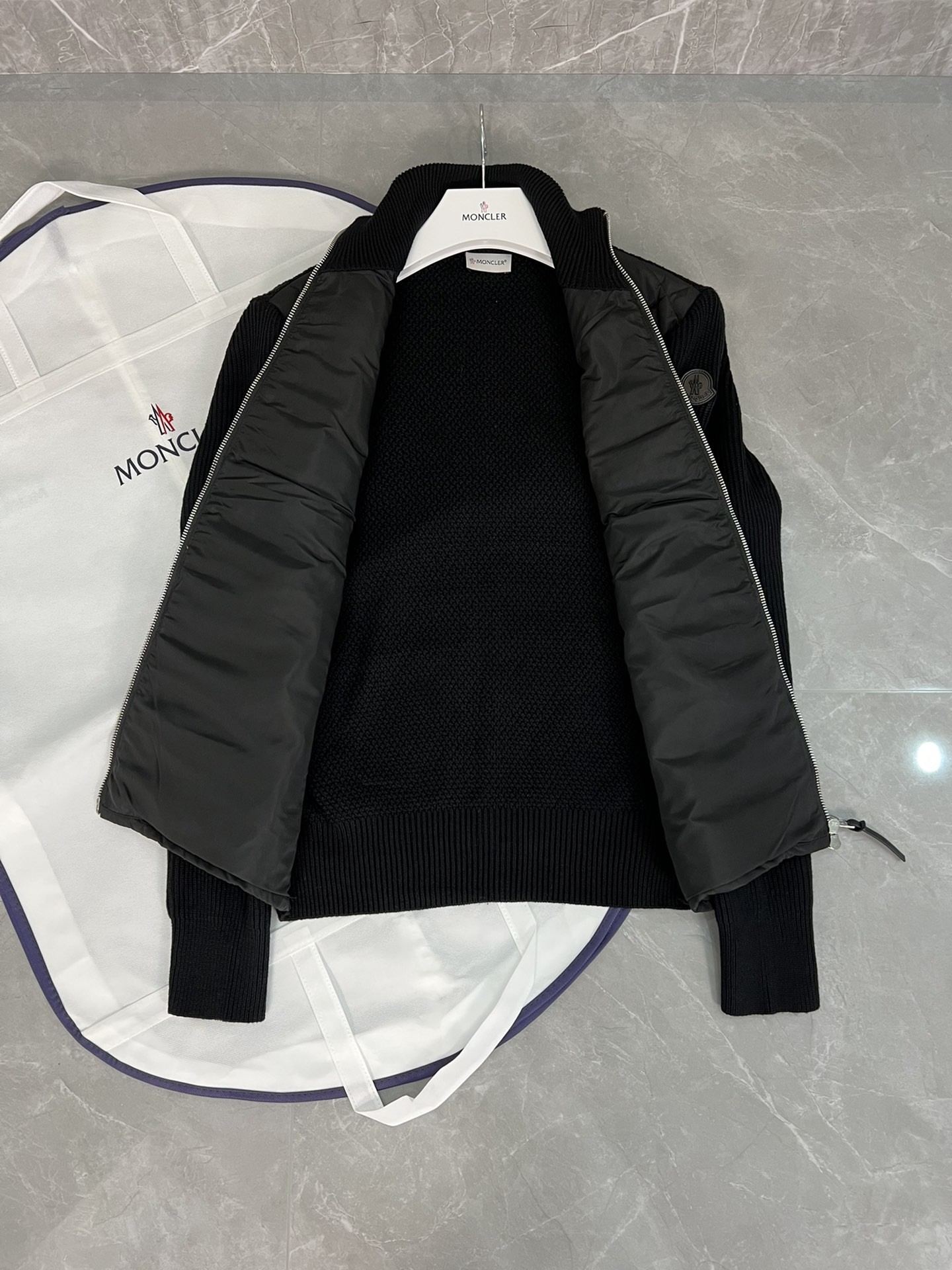 Mo＊cⅠer モンクレール風ニットダウンジャケット 軽量秋冬向け