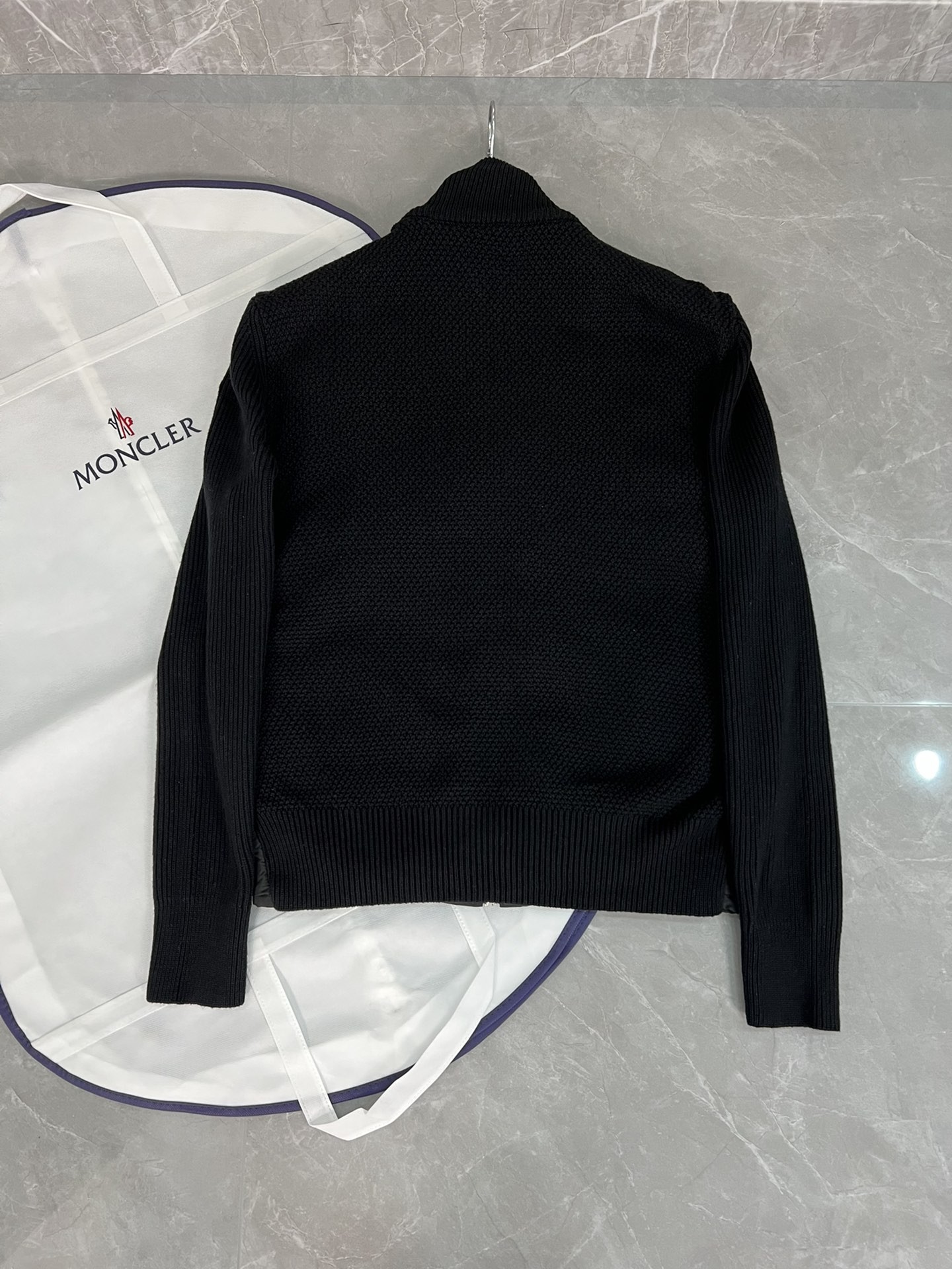 Mo＊cⅠer モンクレール風ニットダウンジャケット 軽量秋冬向け