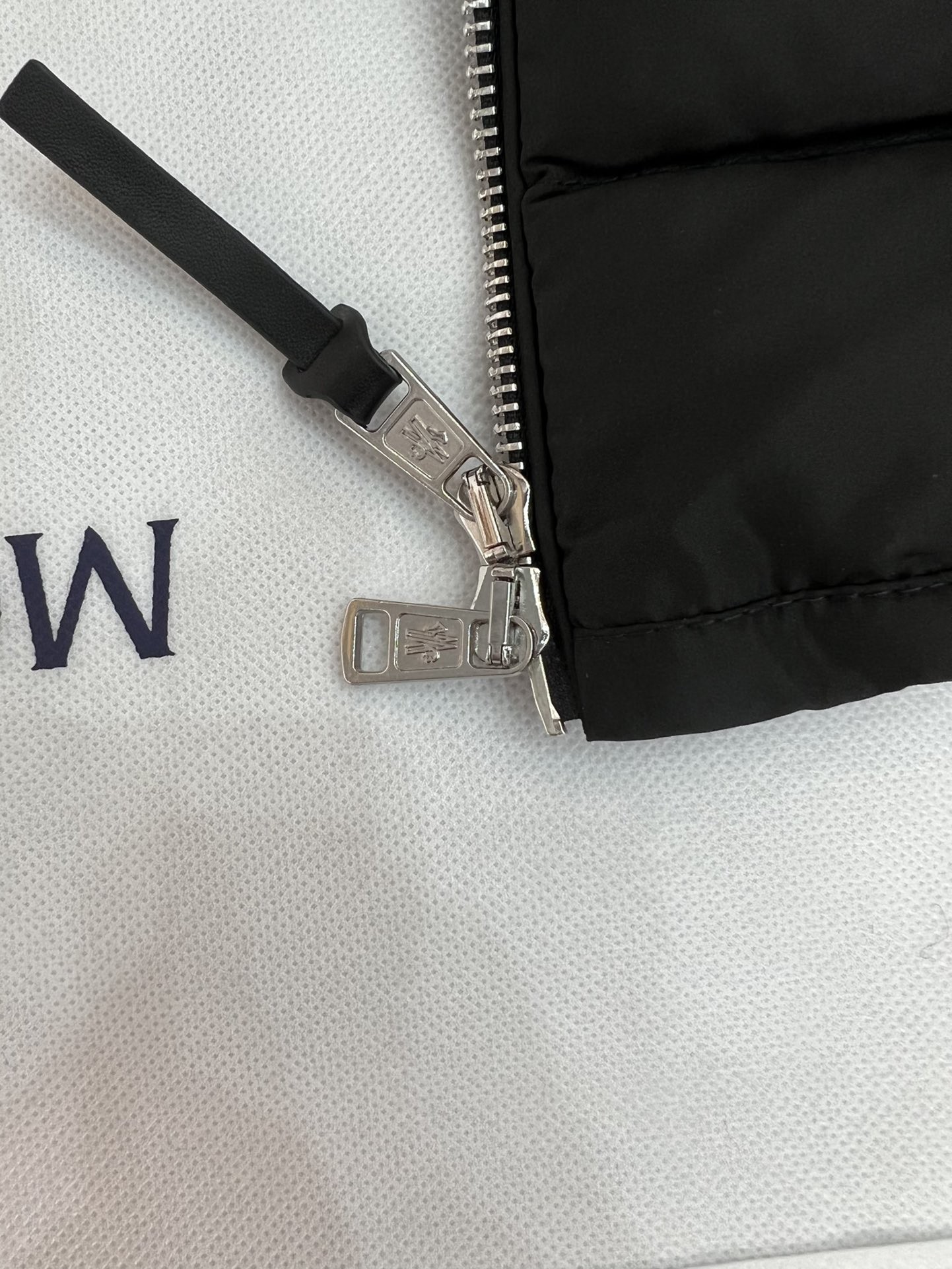 Mo＊cⅠer モンクレール風ニットダウンジャケット 軽量秋冬向け