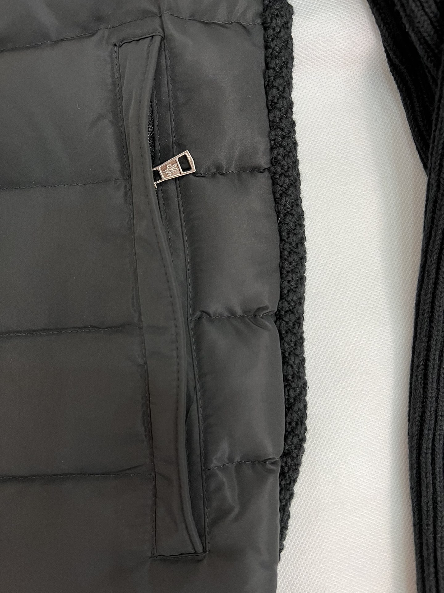 Mo＊cⅠer モンクレール風ニットダウンジャケット 軽量秋冬向け