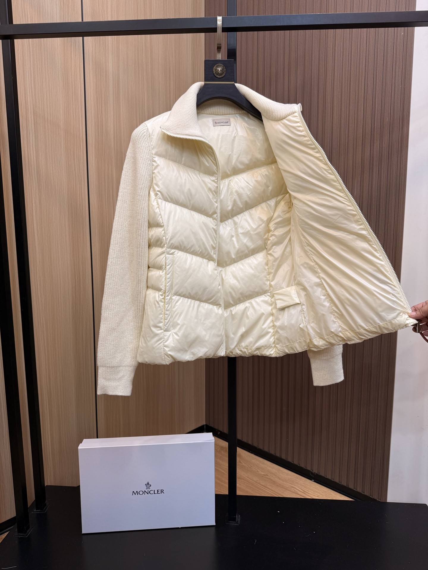 MONCLER レディース 収腰ニット前後パネルダウンカーディガン