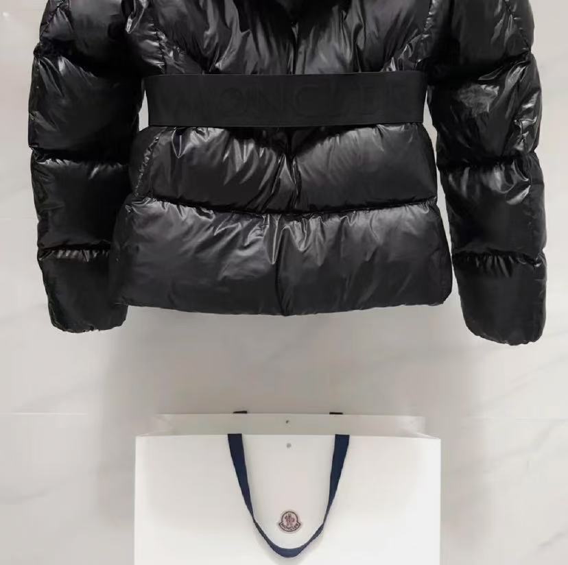 MONCLER Calac 大狐狸毛領 V字連帽短款羽絨服