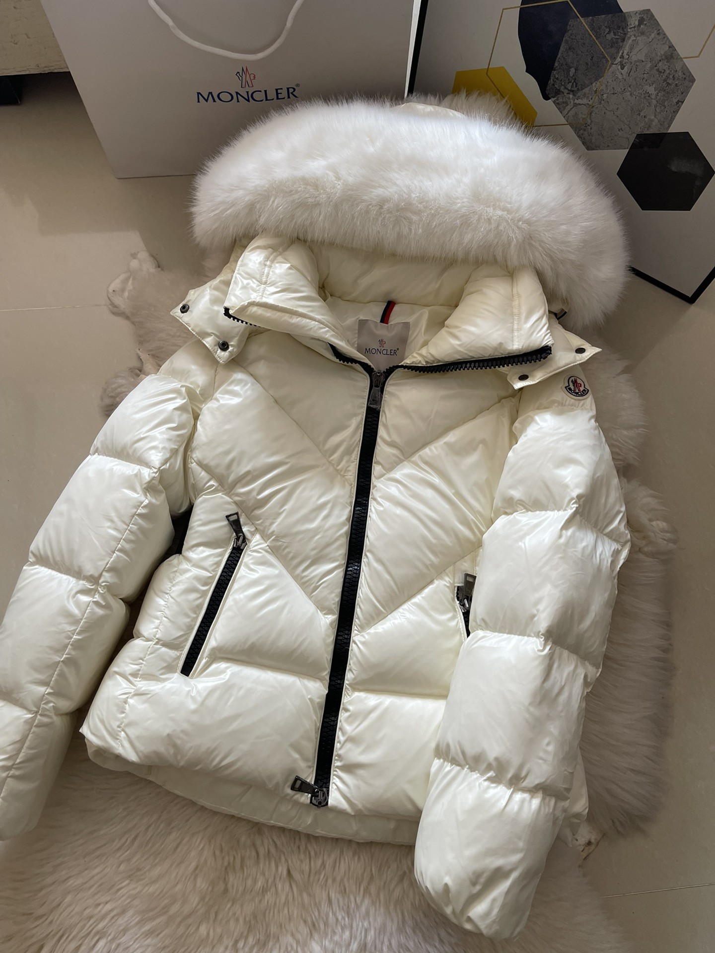 MONCLER Calac レディース短款羽織り V字連帽 デザイン