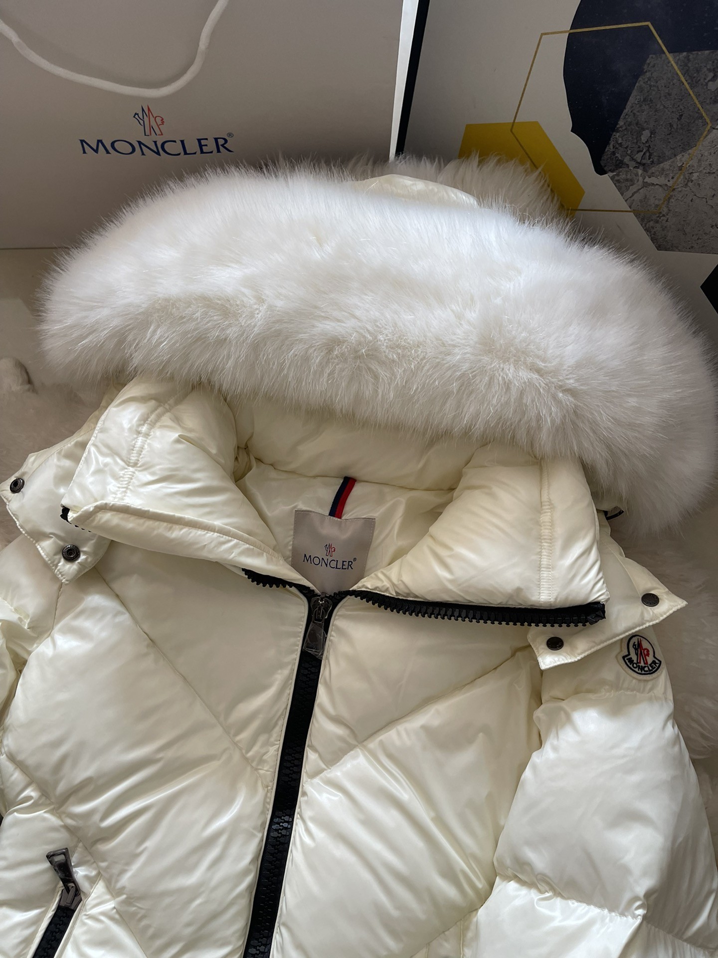 MONCLER Calac レディース短款羽織り V字連帽 デザイン