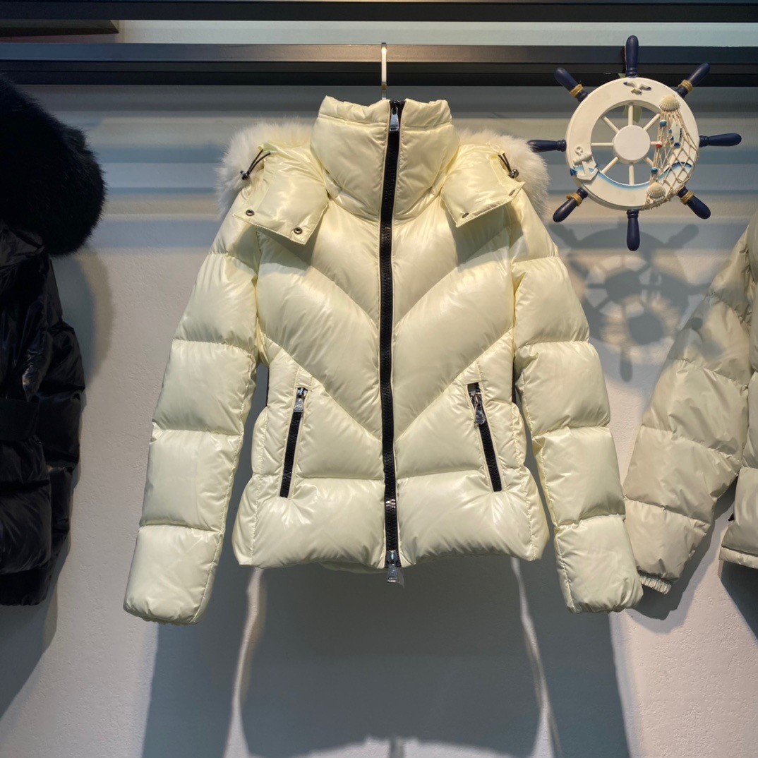 MONCLER Calac 大狐狸毛领 V字连帽短款羽绒服