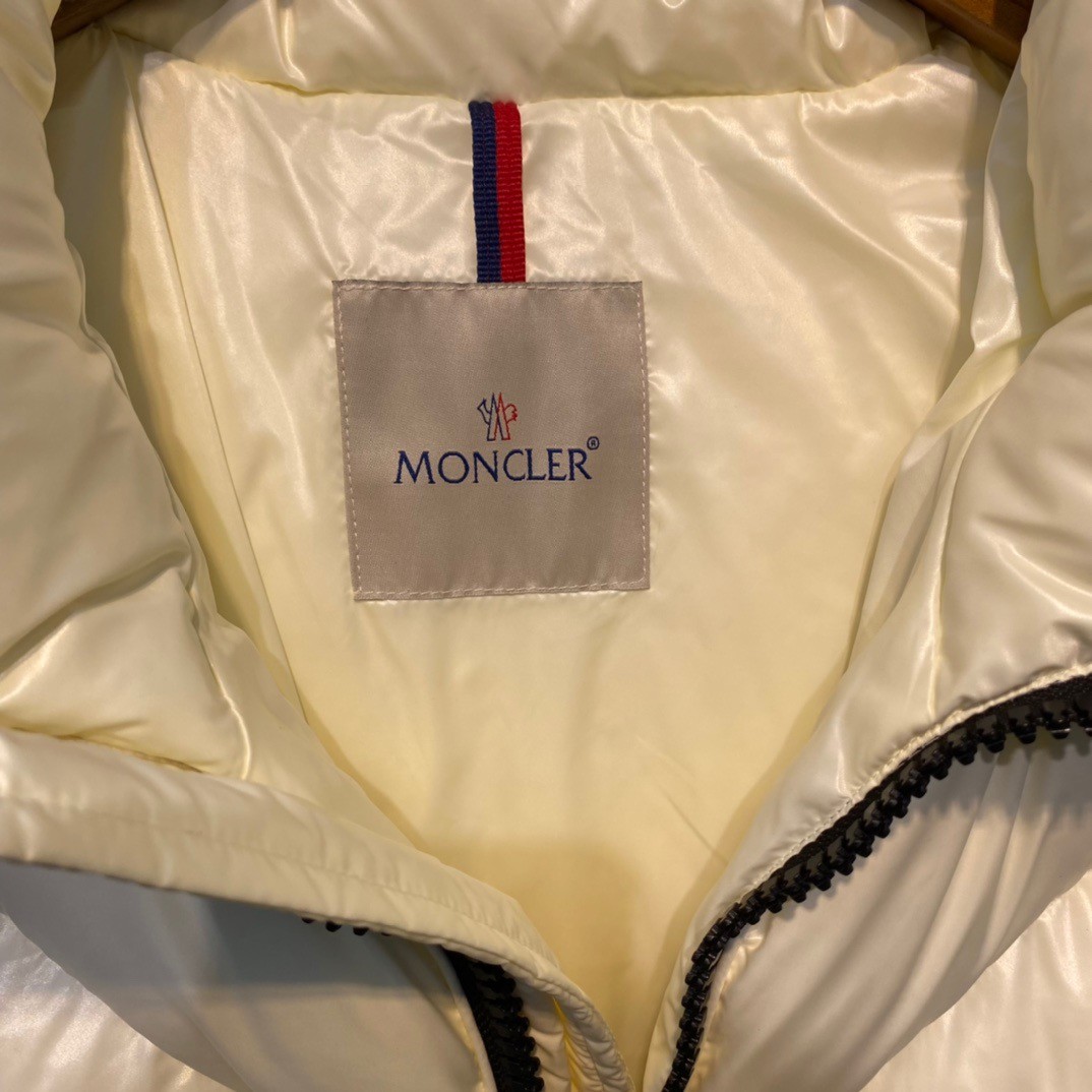 MONCLER Calac 大狐狸毛领 V字连帽短款羽绒服
