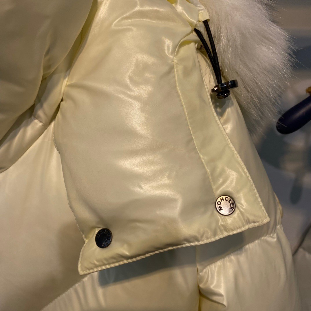 MONCLER Calac 大狐狸毛领 V字连帽短款羽绒服