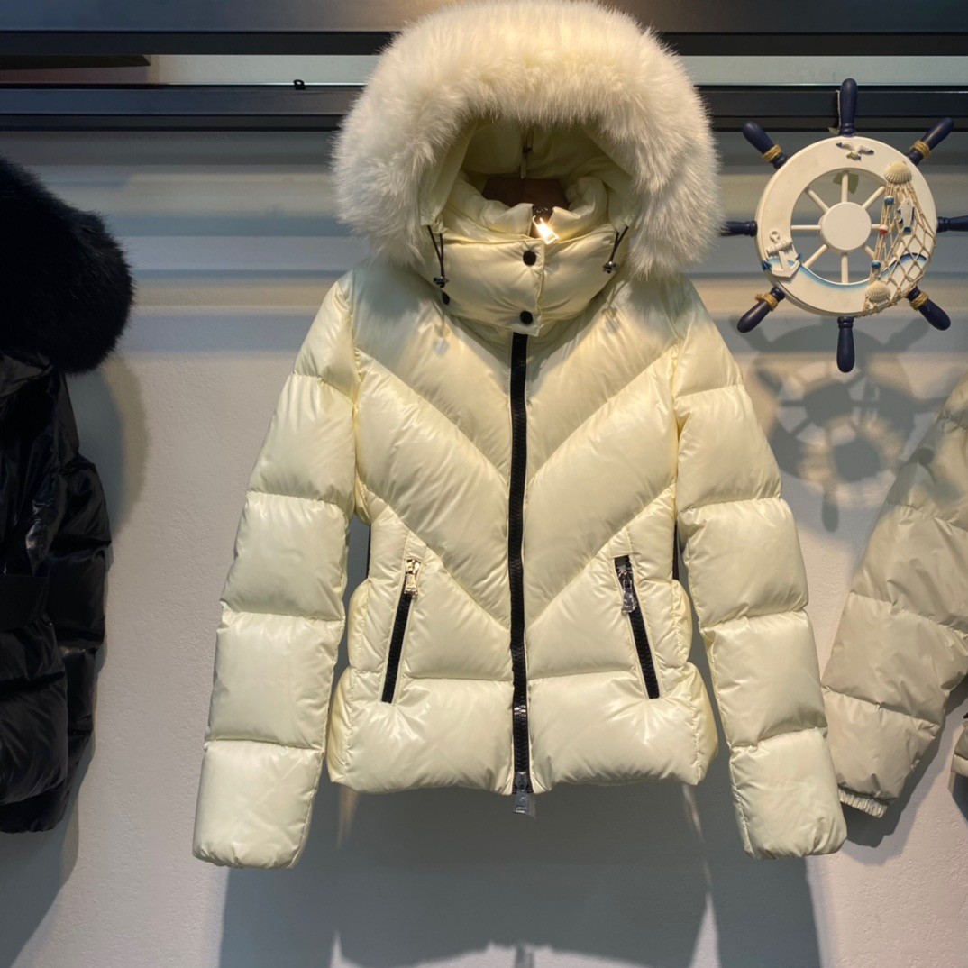 MONCLER Calac 大狐狸毛领 V字连帽短款羽绒服