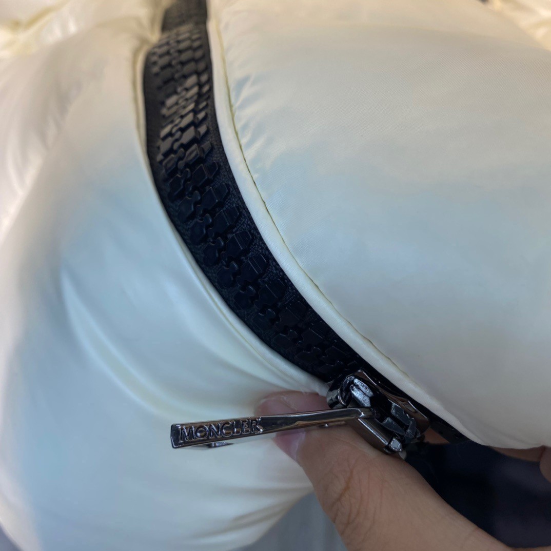 MONCLER Calac 大狐狸毛领 V字连帽短款羽绒服