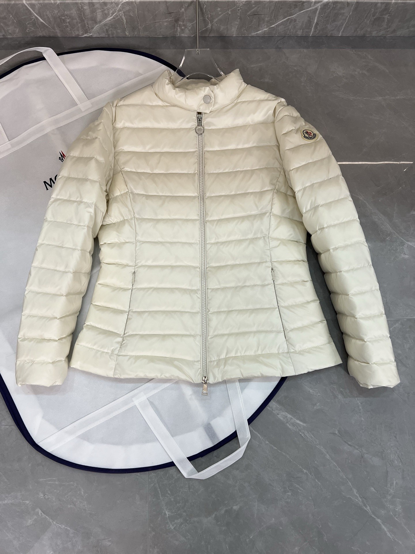 Empaque 🆕Nueva chaqueta de plumas corta de cuello alto y ajustada para mujer lgelle, con diseño de acolchado clásico q…