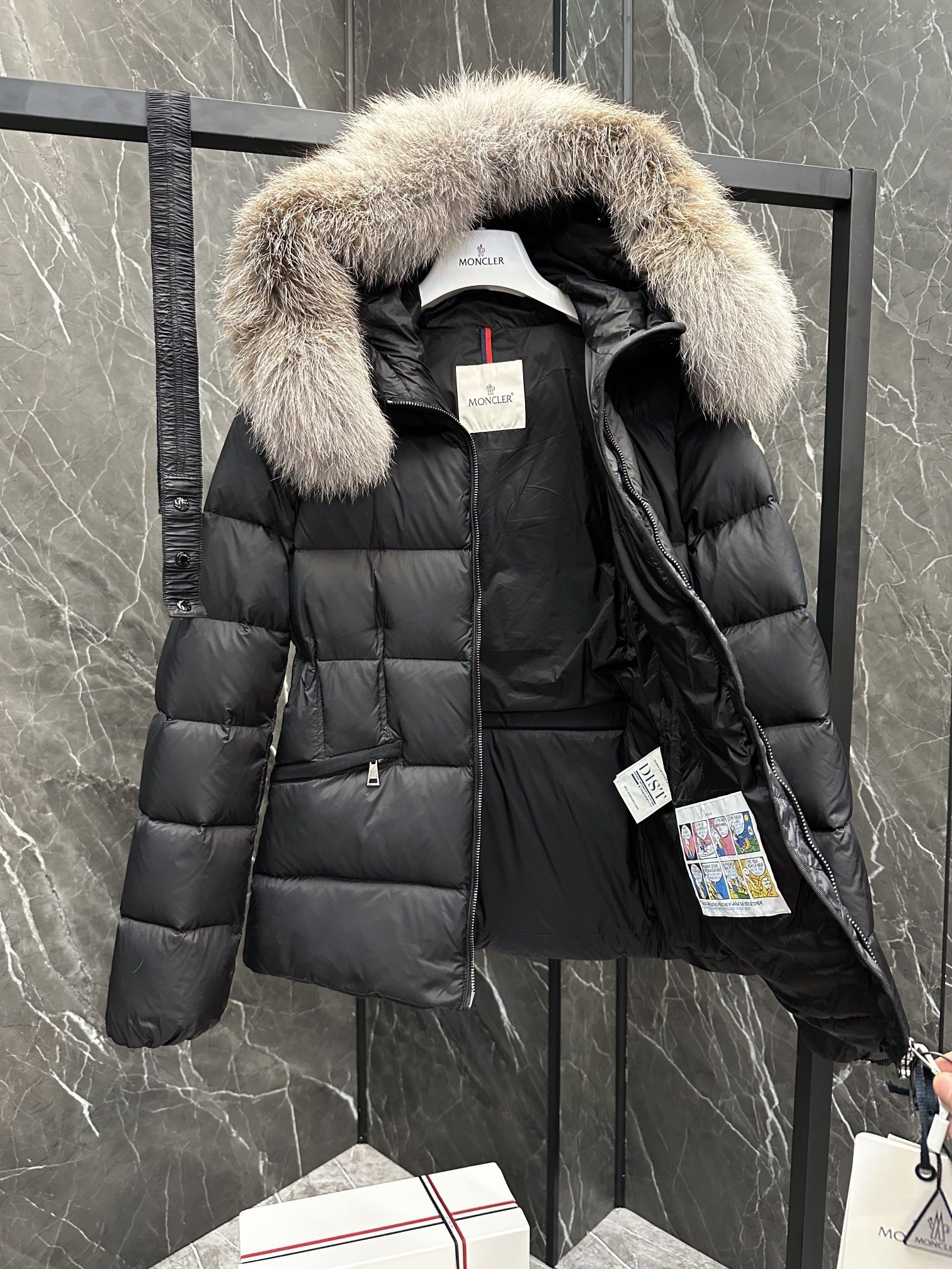 MONCLER Boed レディース短丈ダウンジャケット - 上質なフィンランド産フォックスファー付き