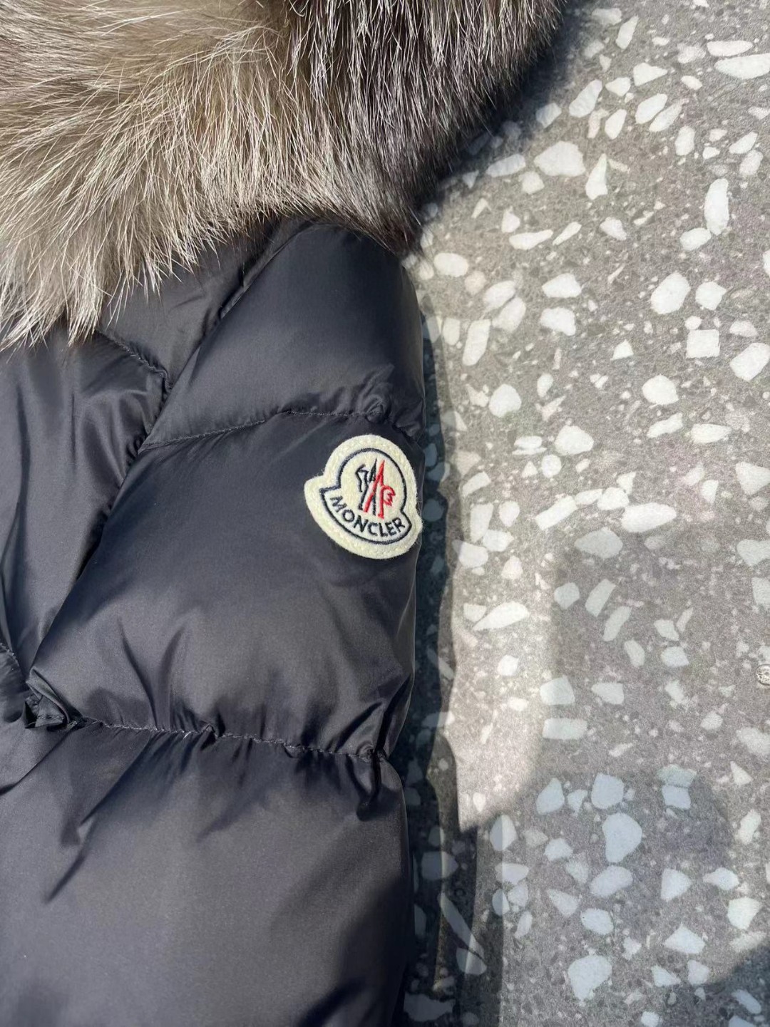 MONCLER Boed レディース短丈ダウンジャケット - 上質なフィンランド産フォックスファー付き