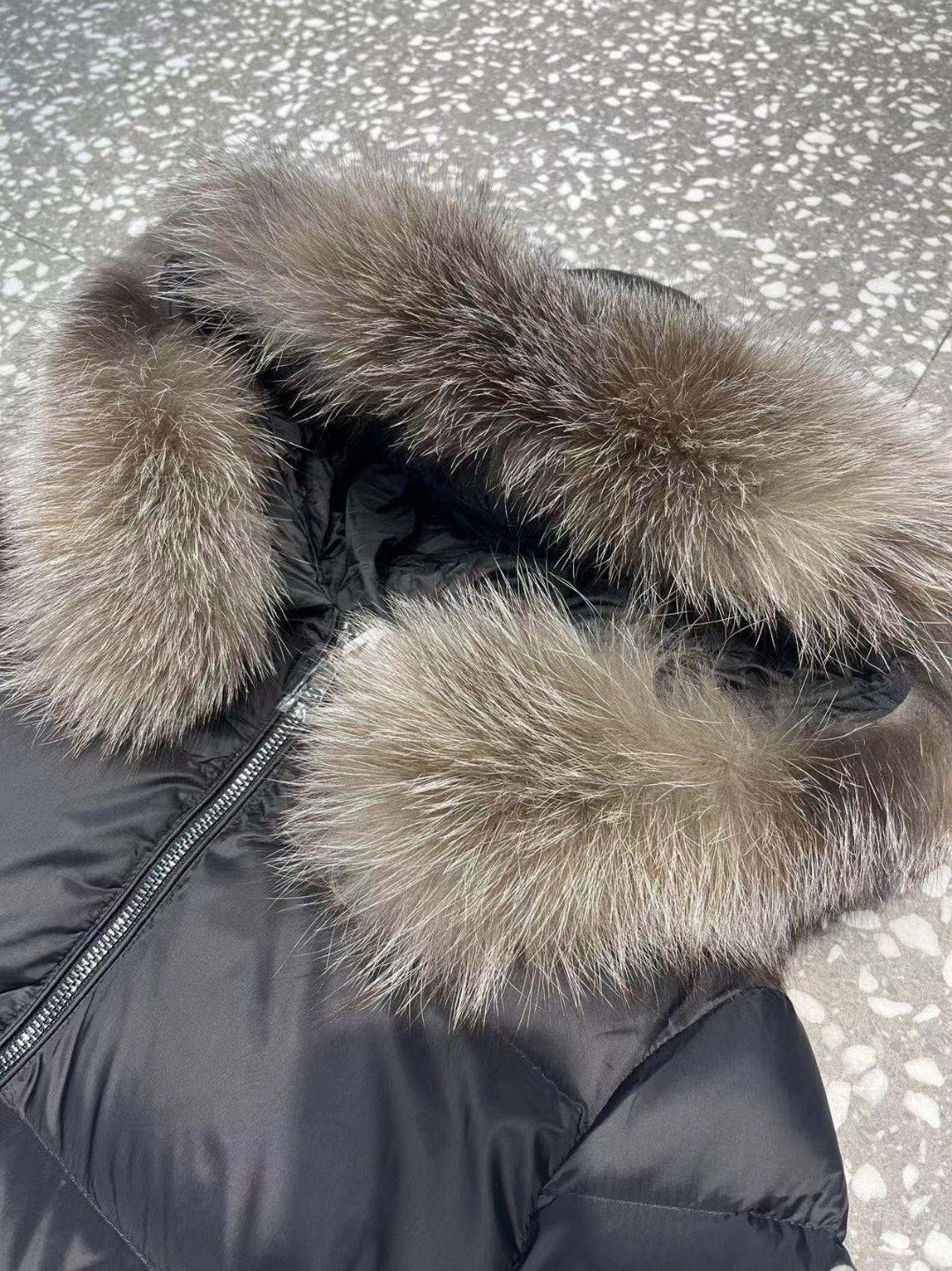 MONCLER Boed レディース短丈ダウンジャケット - 上質なフィンランド産フォックスファー付き