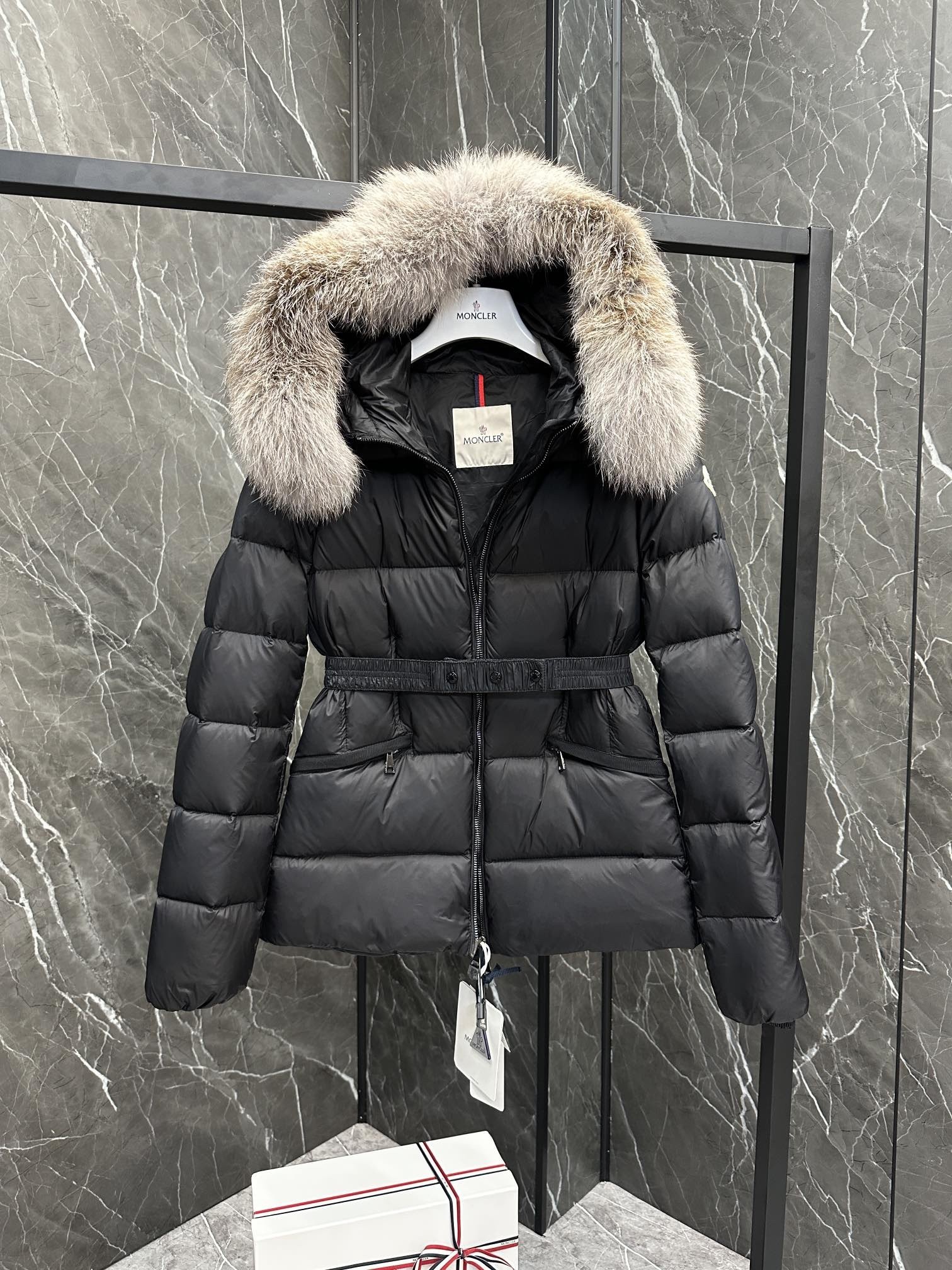 MONCLER Boed レディース短丈ダウンジャケット - 上質なフィンランド産フォックスファー付き