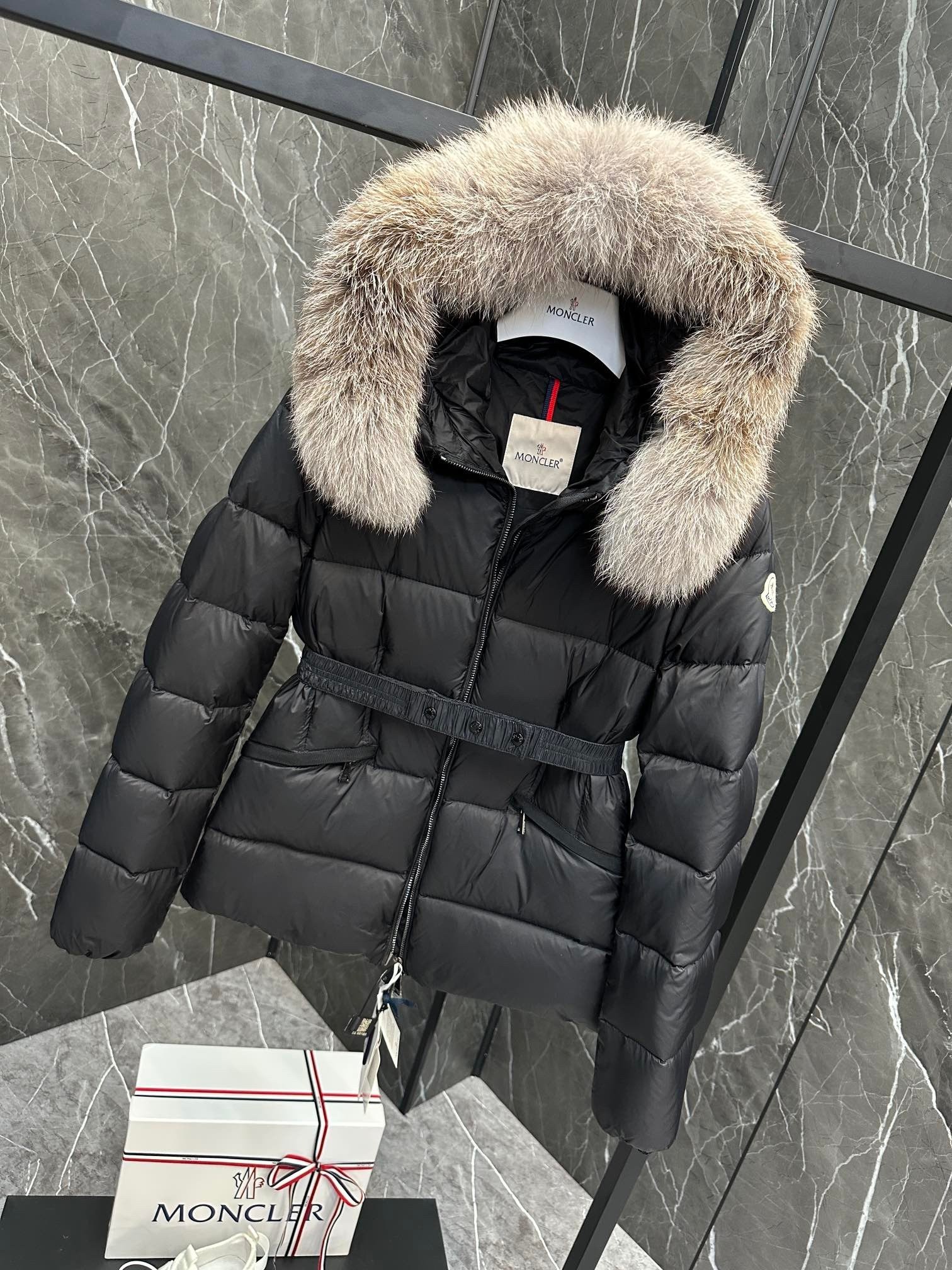 MONCLER Boed レディース短丈ダウンジャケット - 上質なフィンランド産フォックスファー付き
