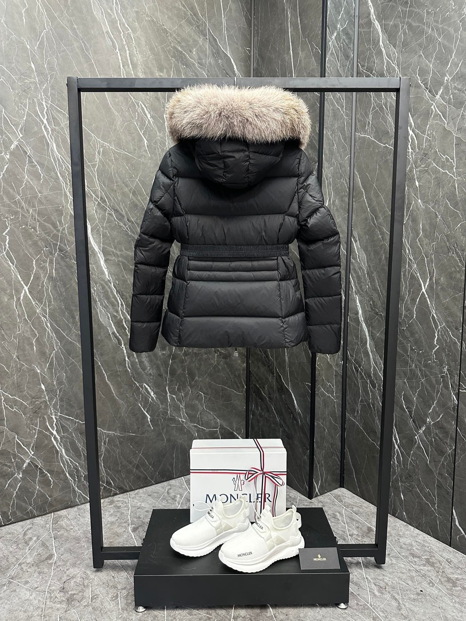 MONCLER Boed レディース短丈ダウンジャケット - 上質なフィンランド産フォックスファー付き