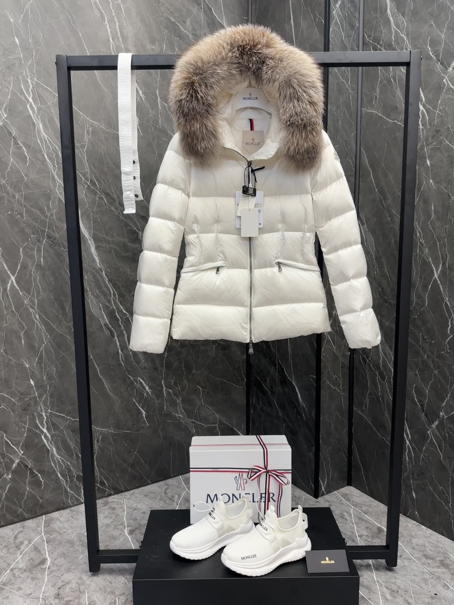 MONCLER Boed レディース短丈ダウンジャケット 柔らかなデザインと高級感