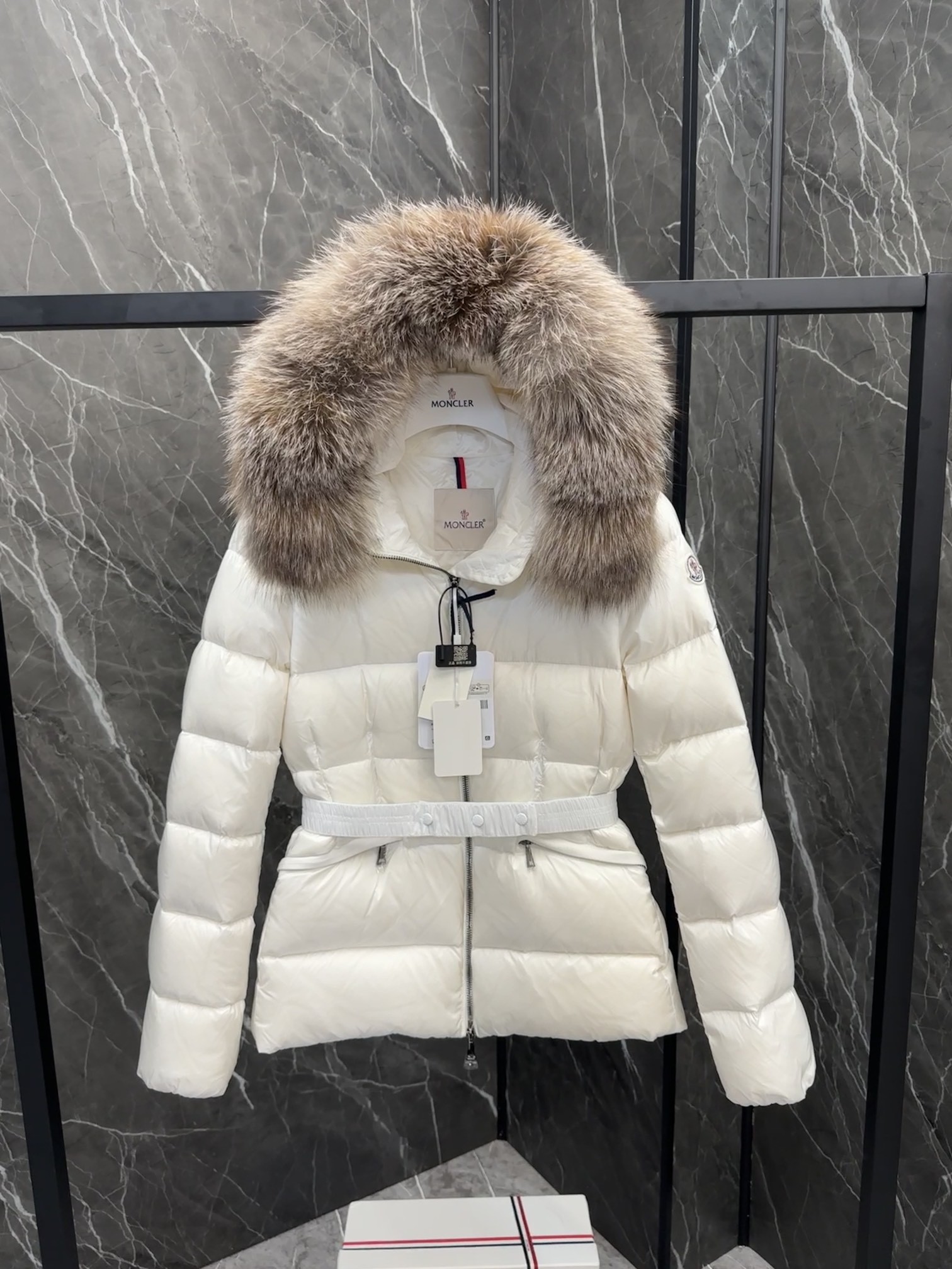 MONCLER Boed レディース短丈ダウンジャケット 柔らかなデザインと高級感