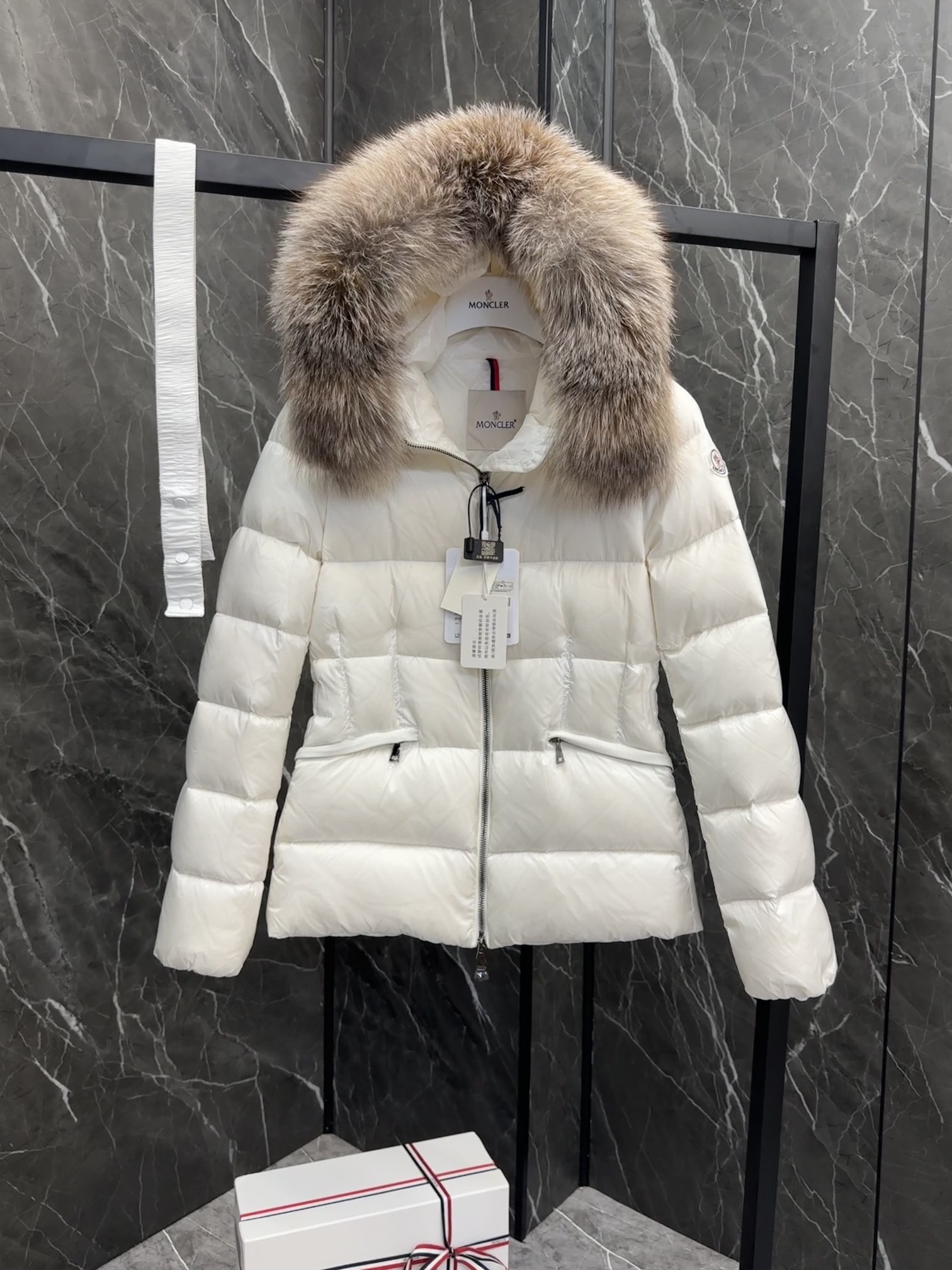 MONCLER Boed レディース短丈ダウンジャケット 柔らかなデザインと高級感