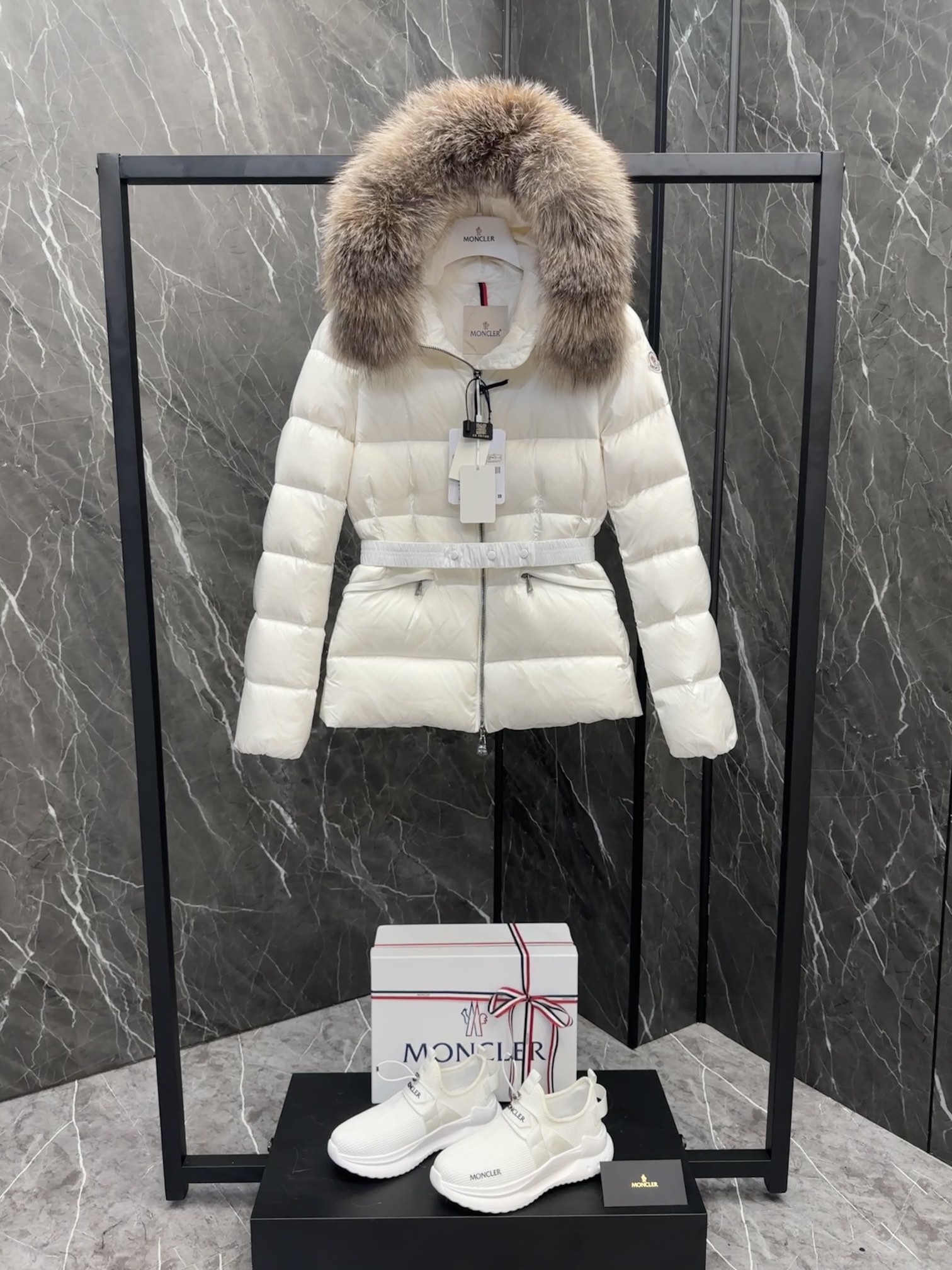 MONCLER Boed レディース短丈ダウンジャケット 柔らかなデザインと高級感