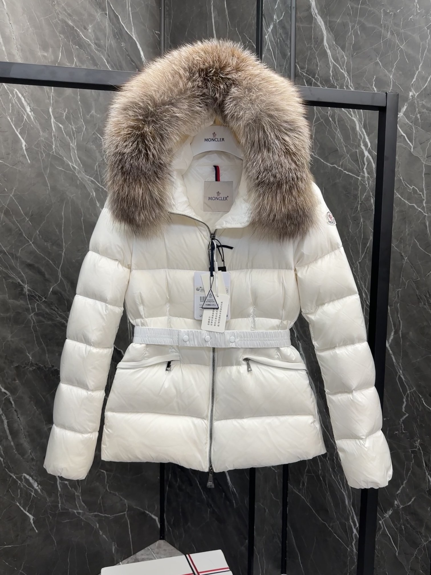 MONCLER Boed レディース短丈ダウンジャケット 柔らかなデザインと高級感