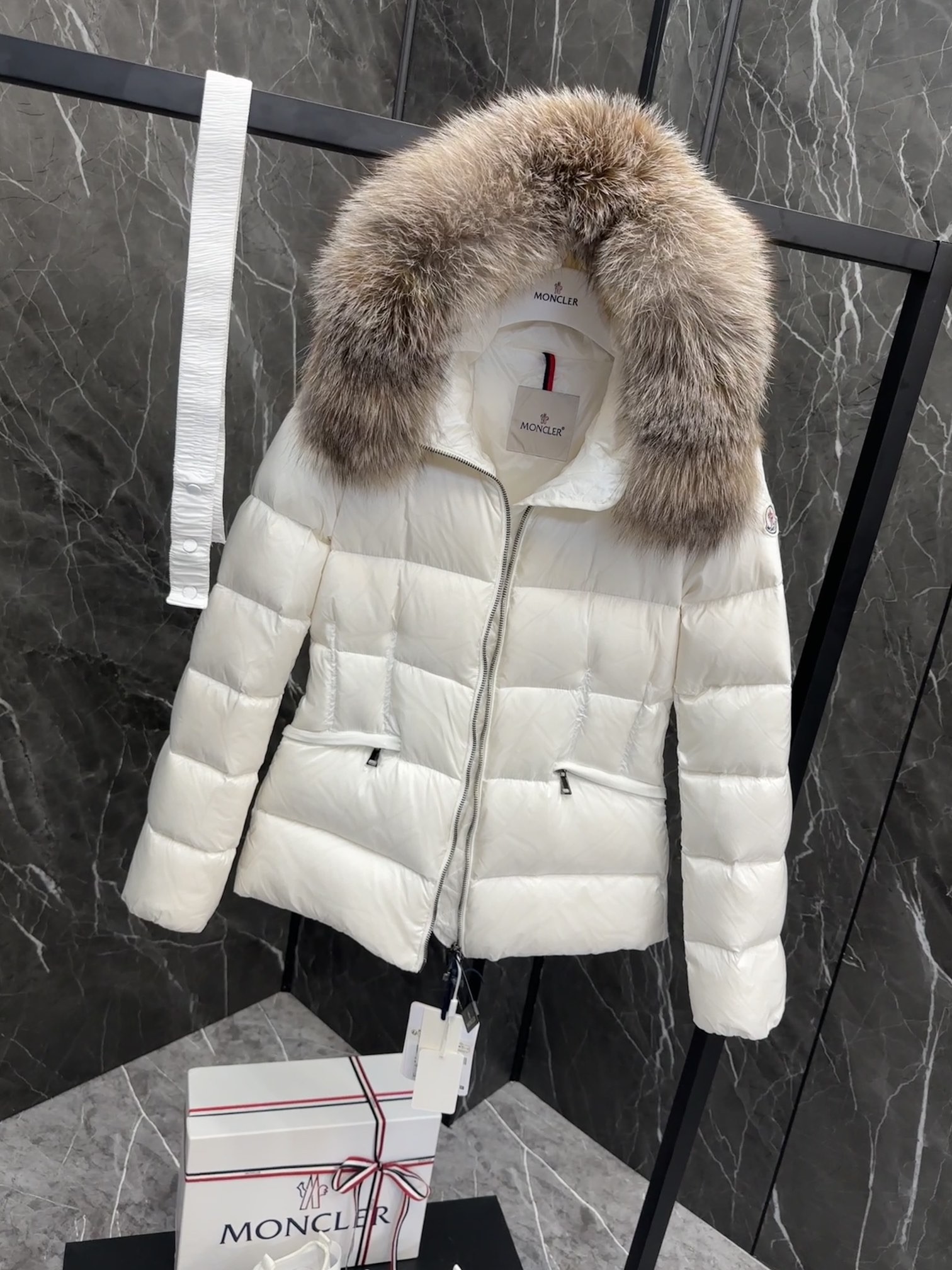 MONCLER Boed レディース短丈ダウンジャケット 柔らかなデザインと高級感