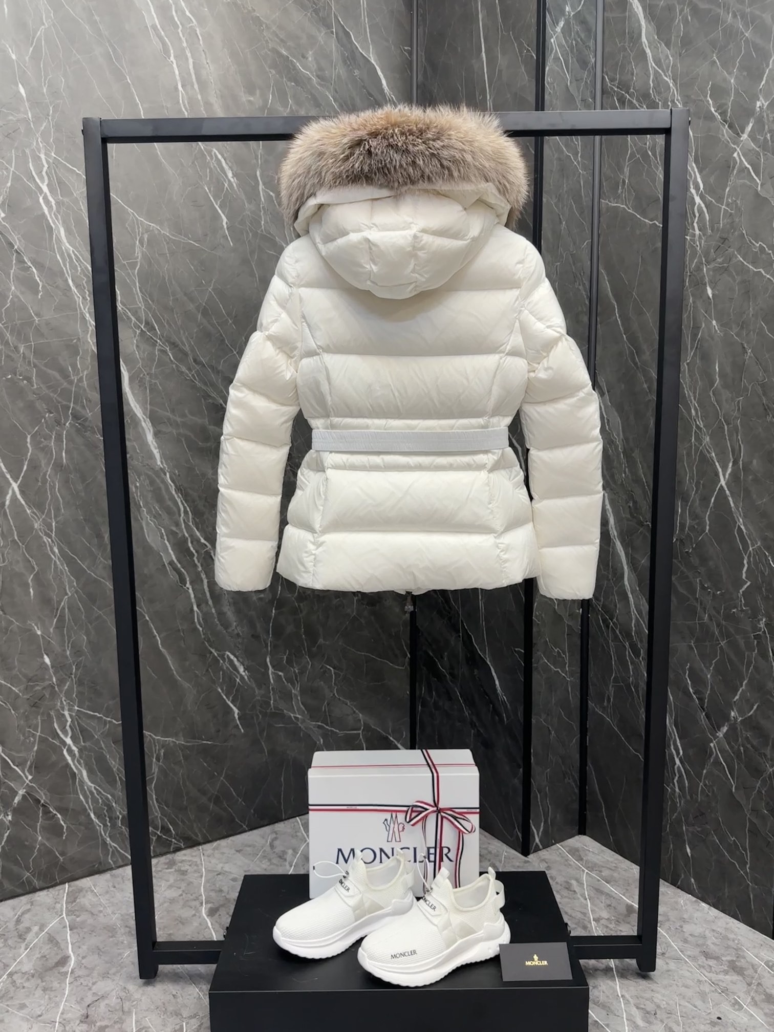 MONCLER Boed レディース短丈ダウンジャケット 柔らかなデザインと高級感