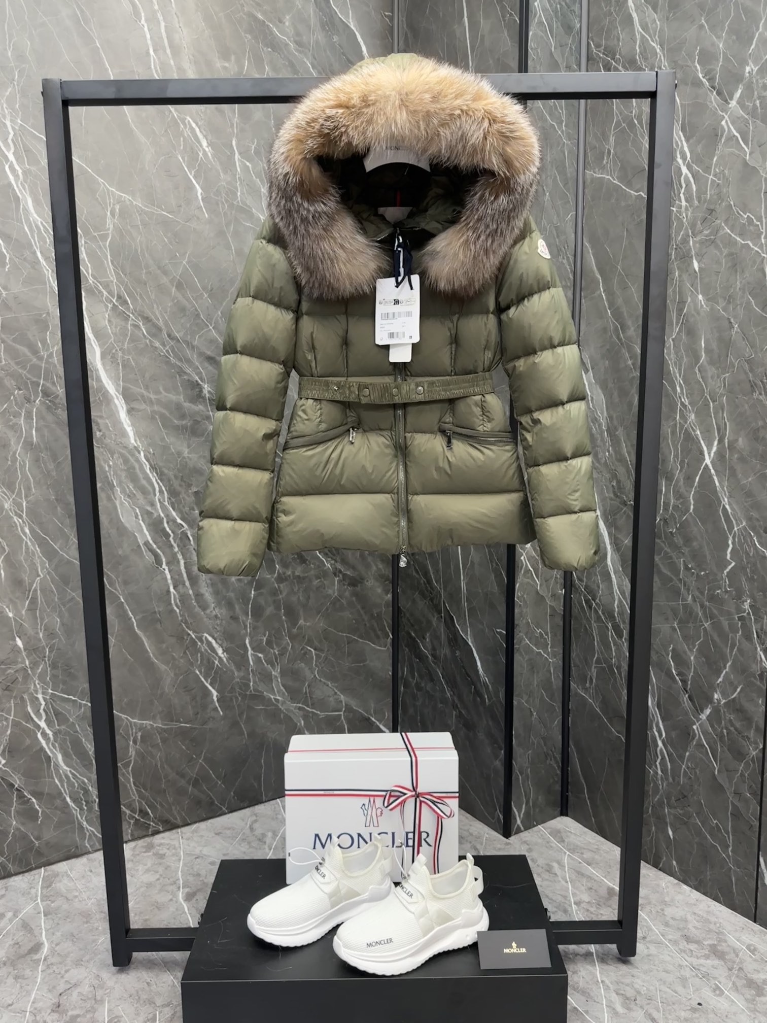 MONCLER Boed レディース羽織りダウンジャケット - エレガントなシルエットと豪華なファー付き