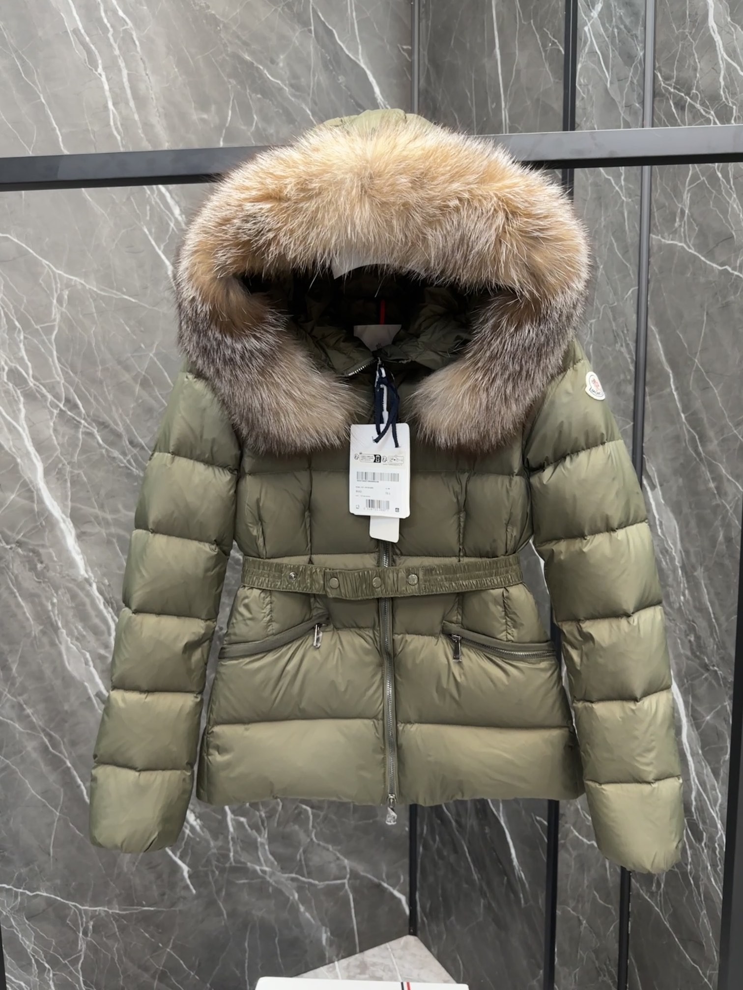 MONCLER Boed レディース羽織りダウンジャケット - エレガントなシルエットと豪華なファー付き