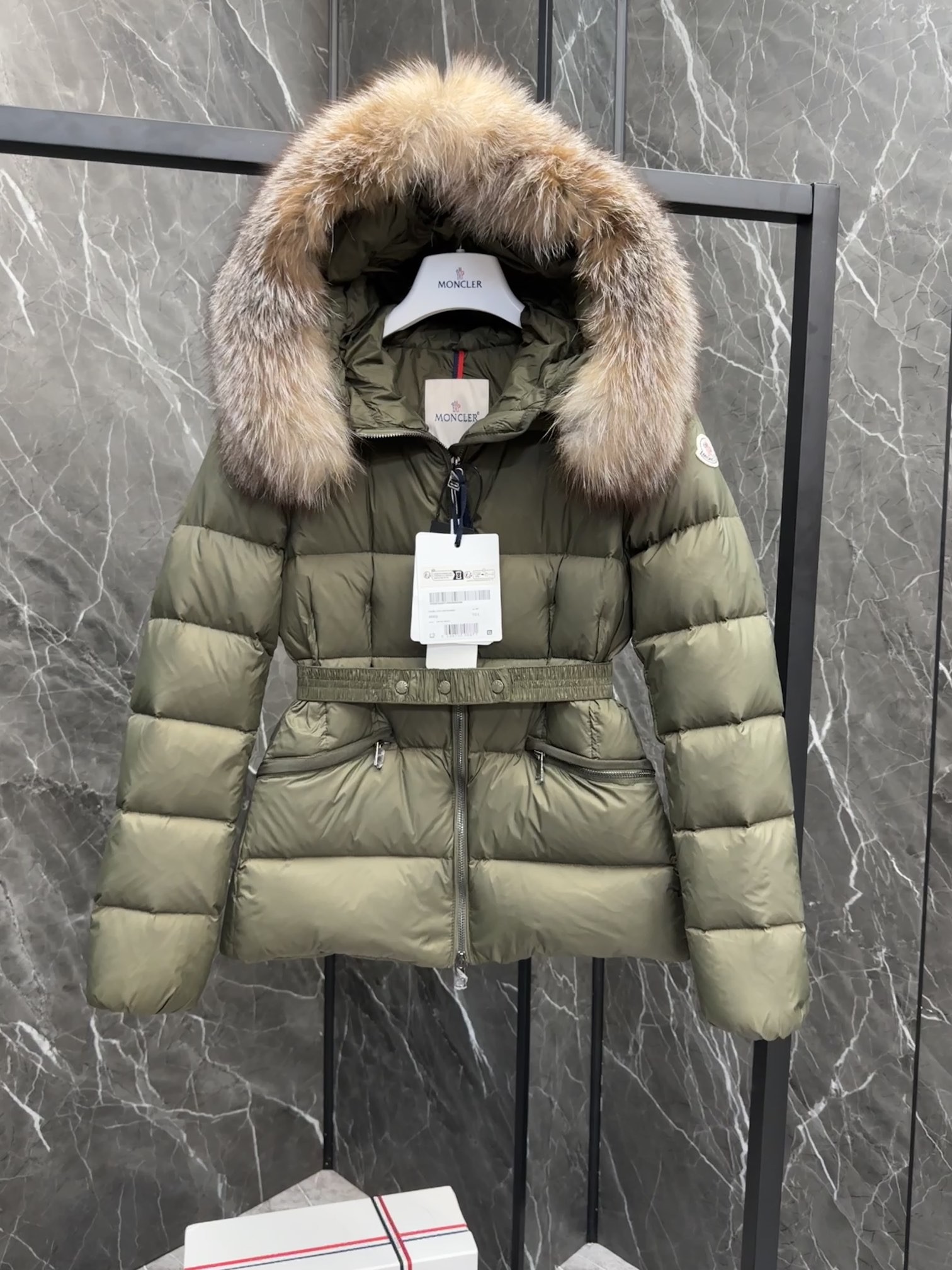MONCLER Boed レディース羽織りダウンジャケット - エレガントなシルエットと豪華なファー付き