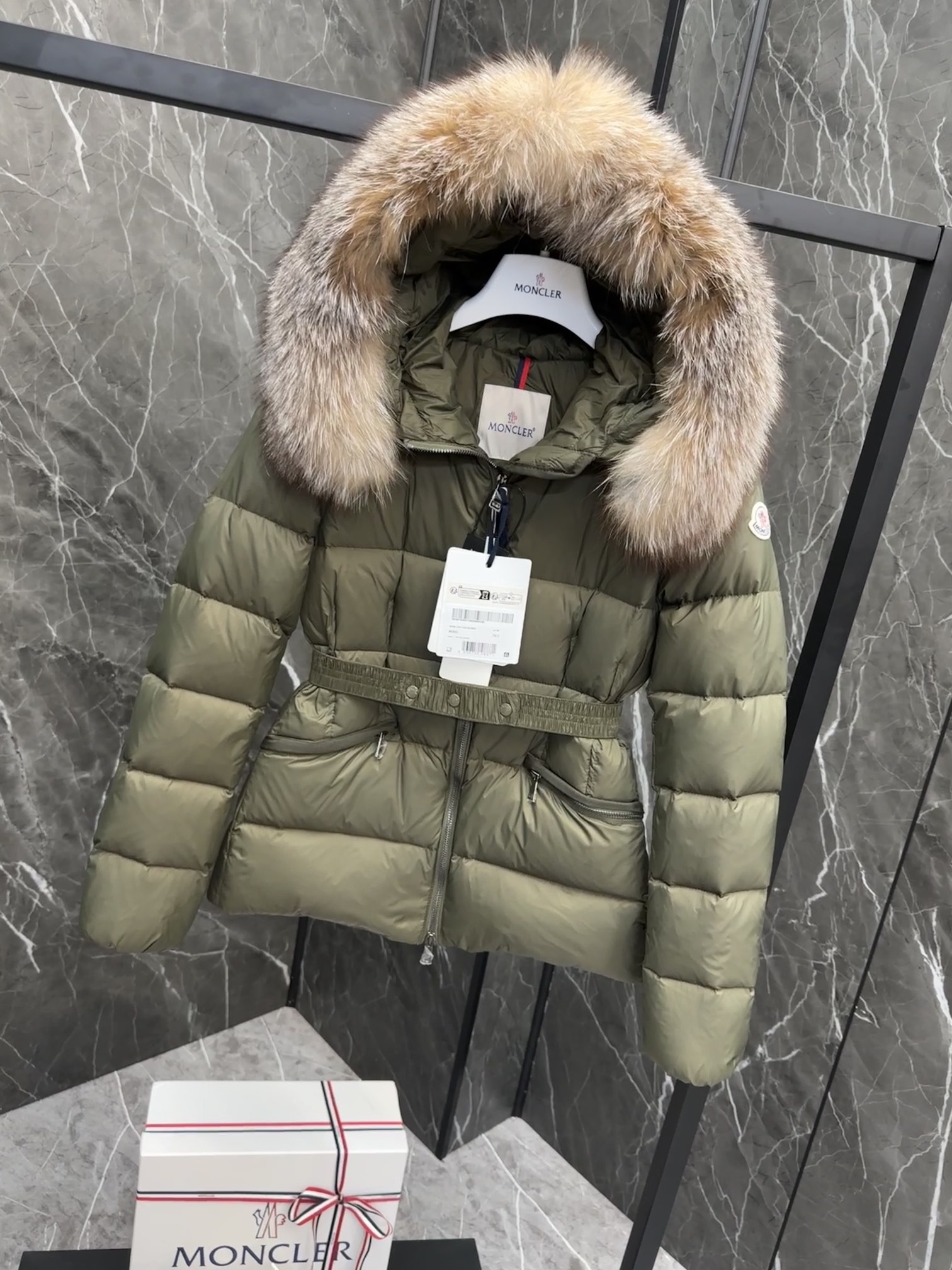 MONCLER Boed レディース羽織りダウンジャケット - エレガントなシルエットと豪華なファー付き