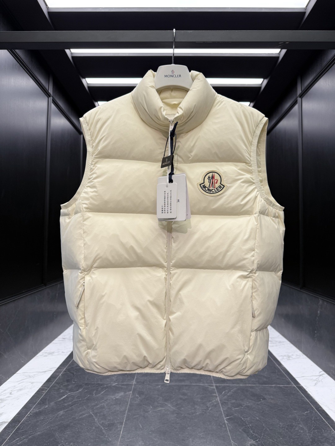 Moncler Almaz 大標羽绒マ vest - 秋冬向けの軽奢ファッション