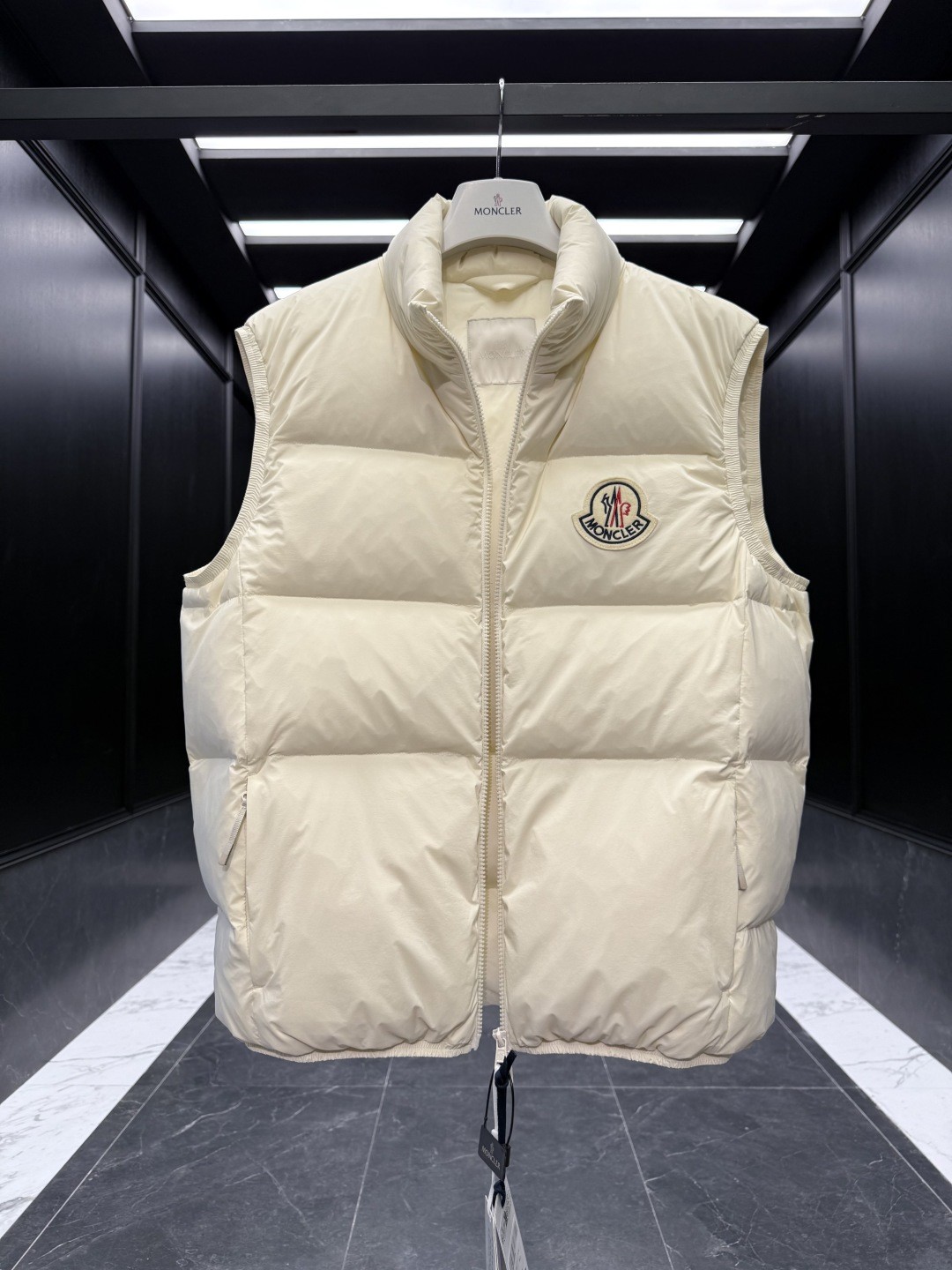 Moncler Almaz 大標羽绒マ vest - 秋冬向けの軽奢ファッション