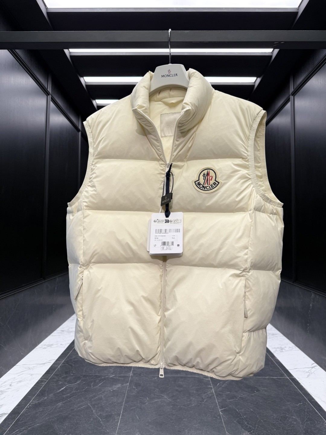 Moncler Almaz 大標羽绒マ vest - 秋冬向けの軽奢ファッション