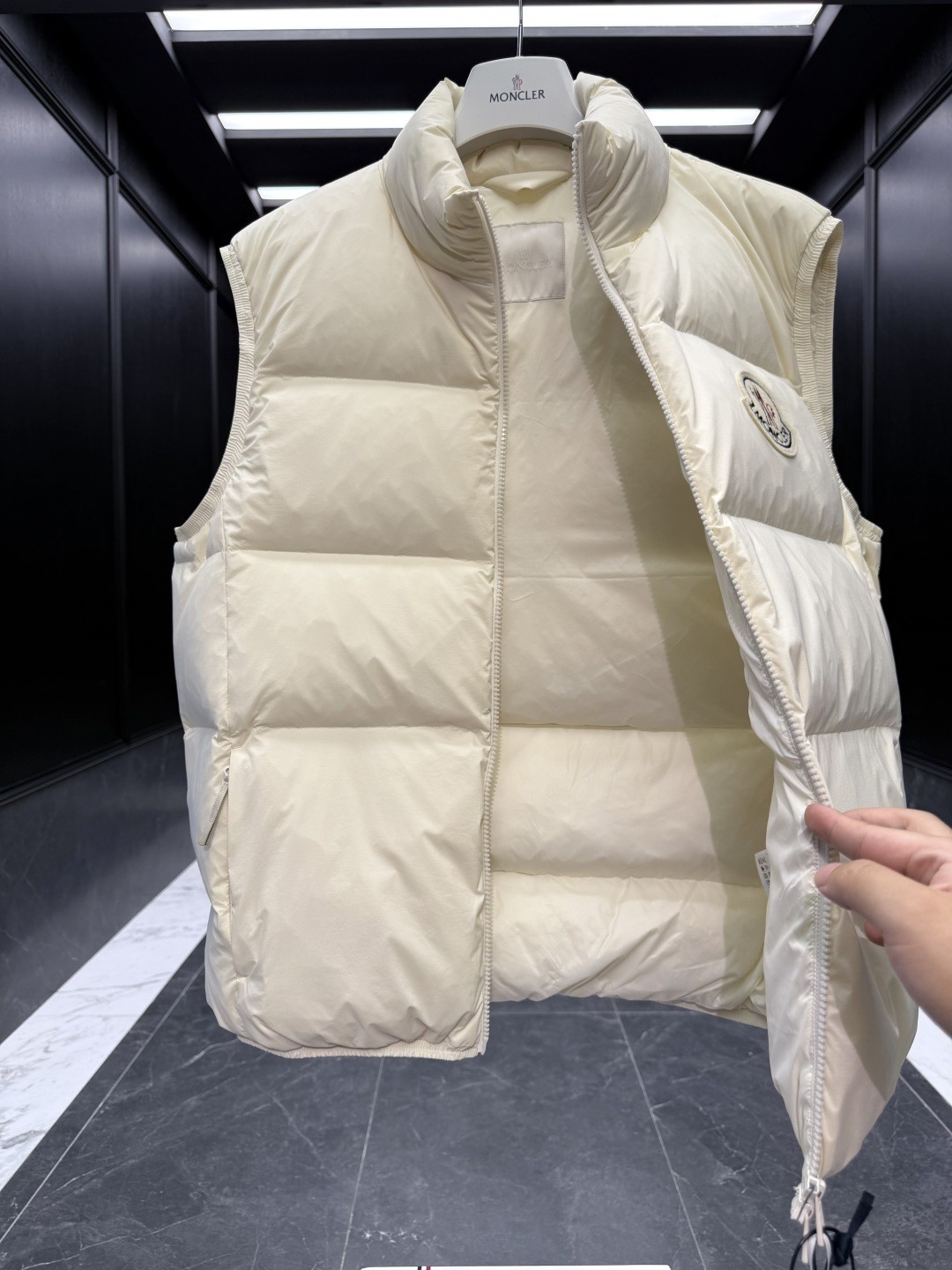 Moncler Almaz 大標羽绒マ vest - 秋冬向けの軽奢ファッション