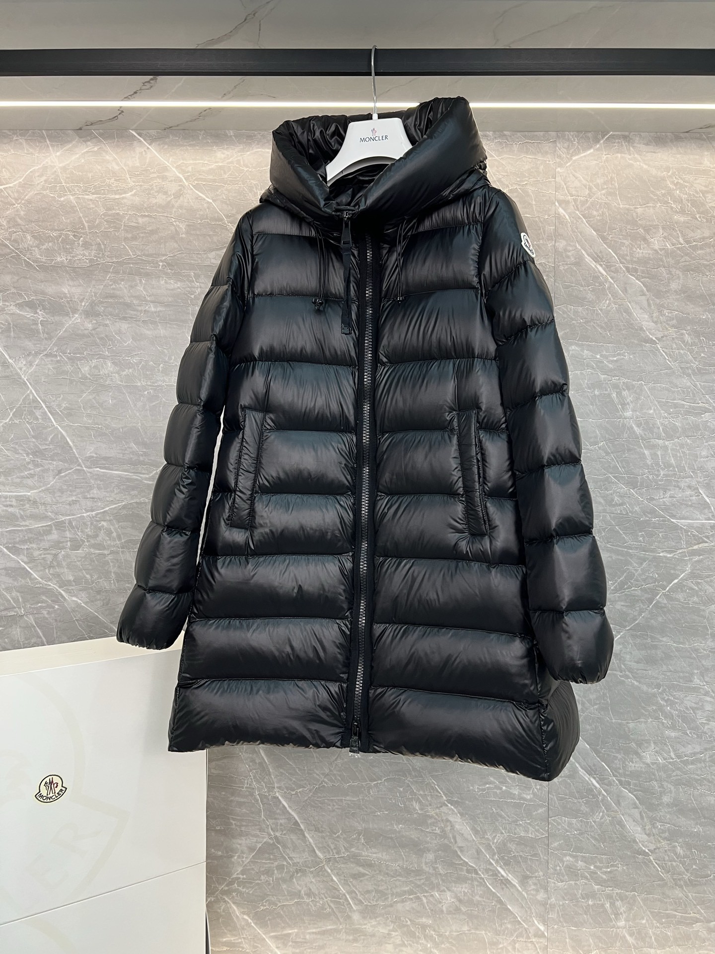 Moncler Suyenne 中長款連帽羽絨ジャケット - 軽量でスタイリッシュな冬の必需品