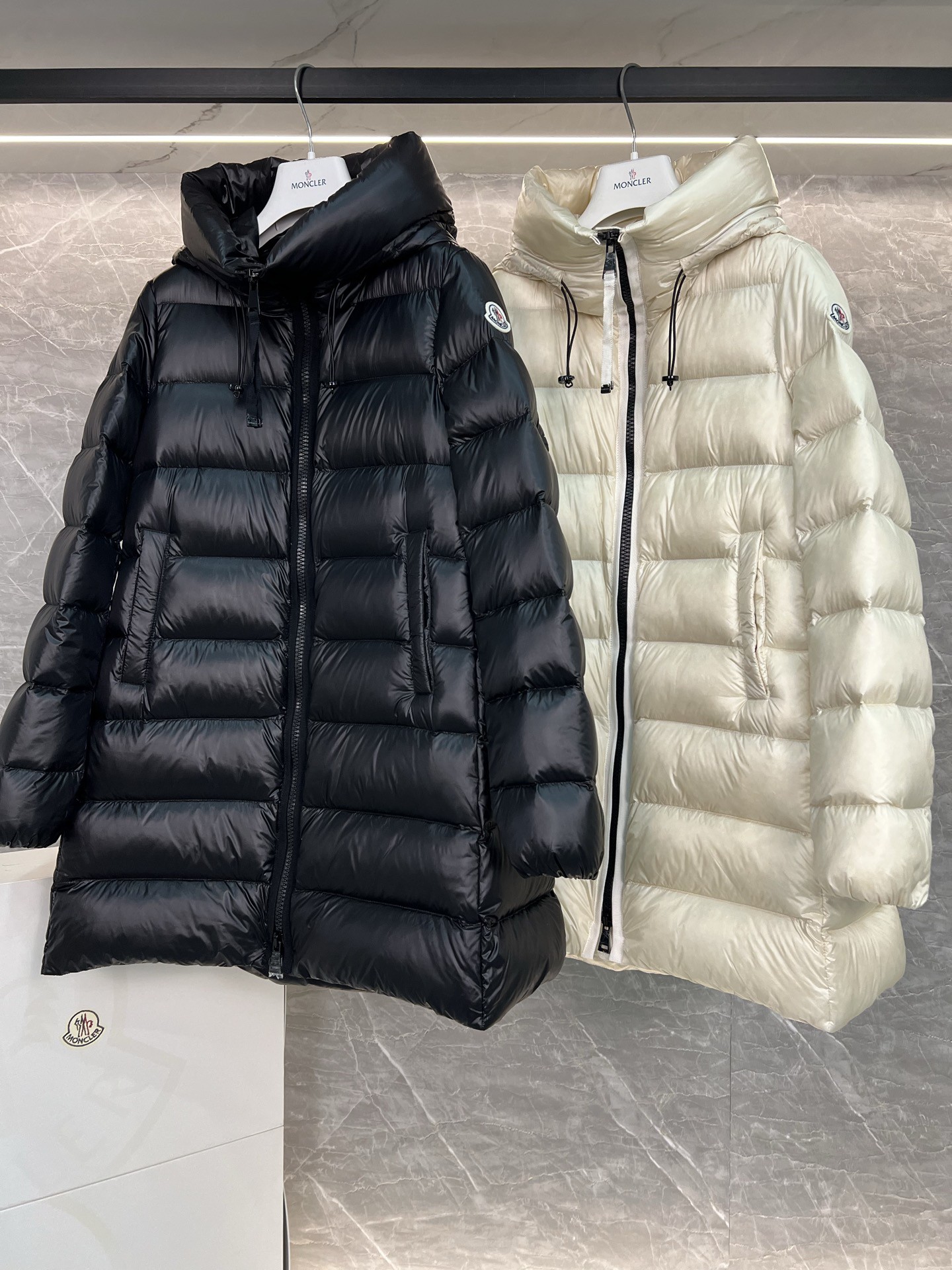 Moncler Suyenne 中長款連帽羽絨ジャケット - 軽量でスタイリッシュな冬の必需品