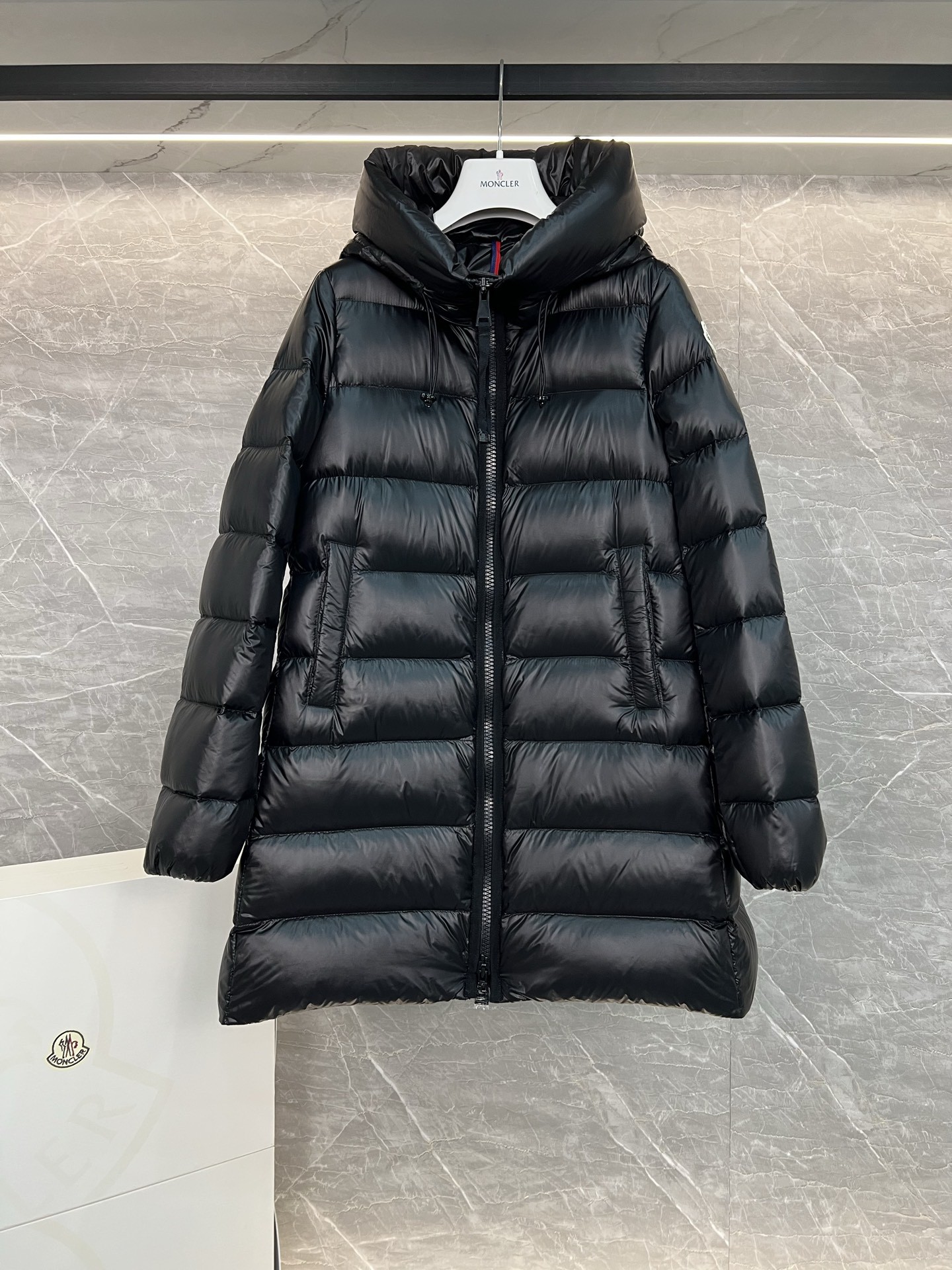 Moncler Suyenne 中長款連帽羽絨ジャケット - 軽量でスタイリッシュな冬の必需品
