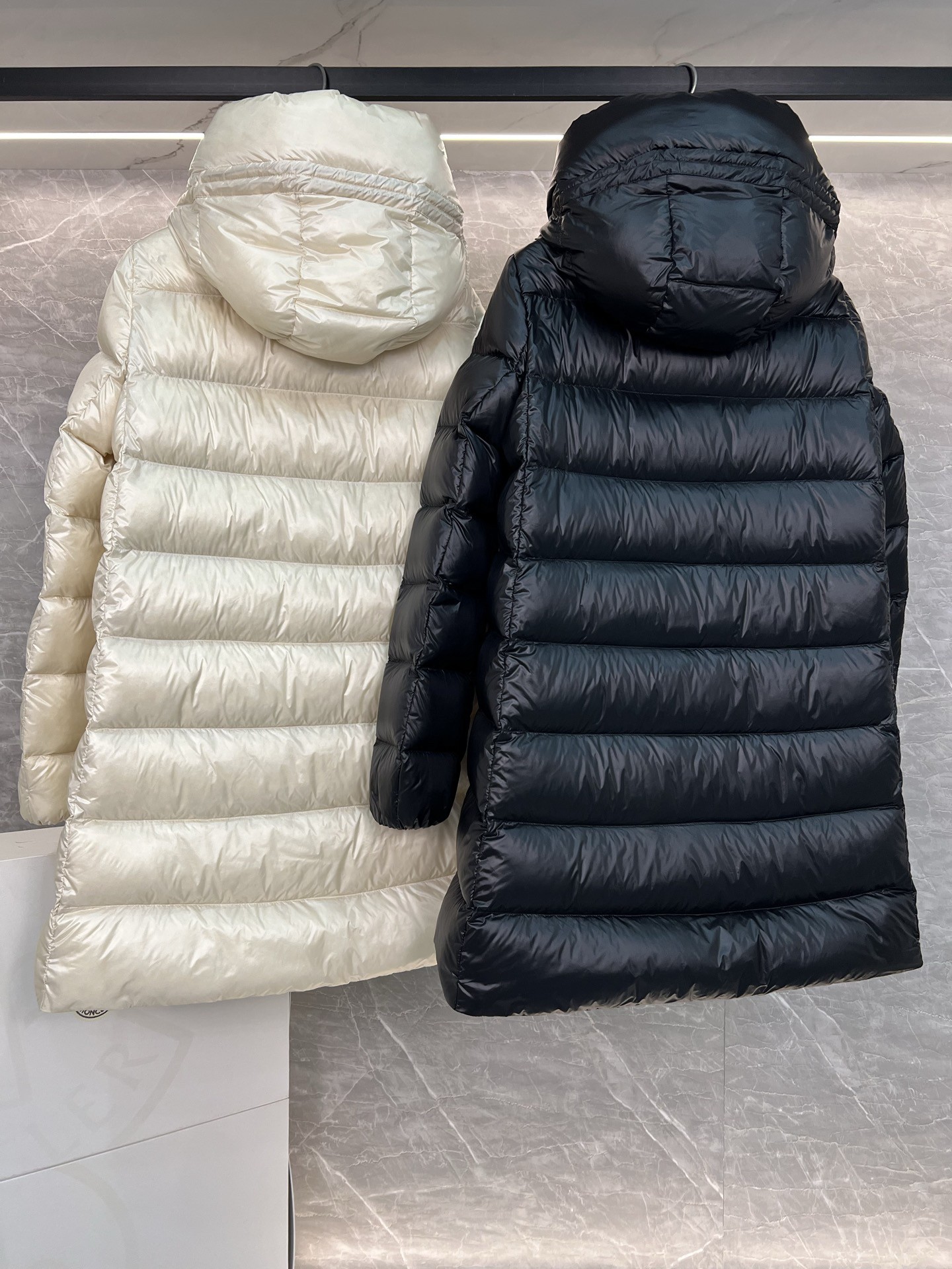 Moncler Suyenne 中長款連帽羽絨ジャケット - 軽量でスタイリッシュな冬の必需品