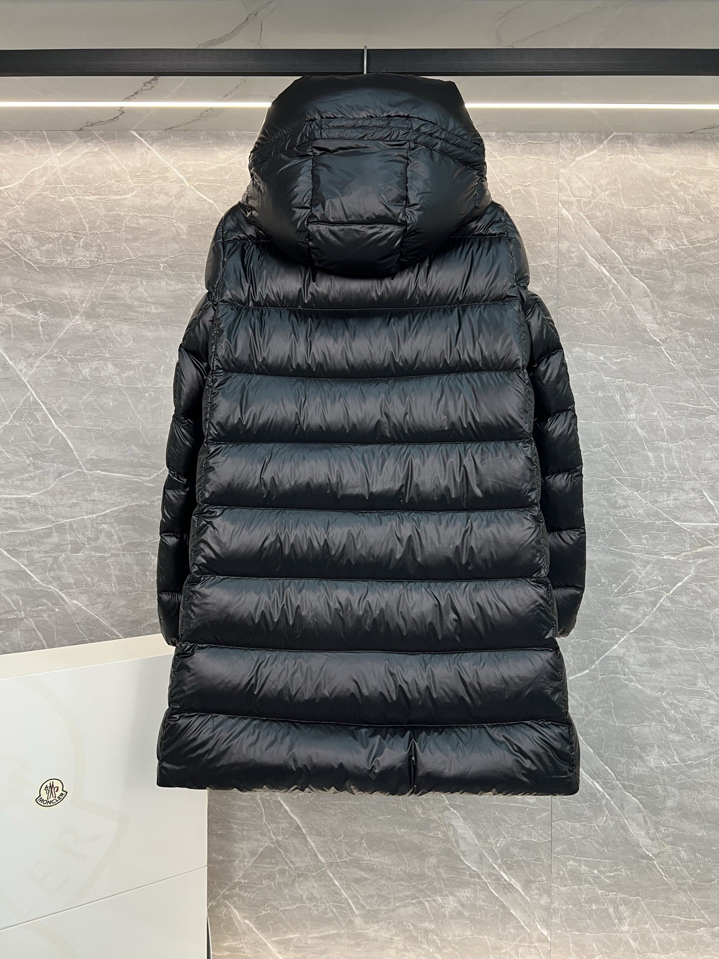Moncler Suyenne 中長款連帽羽絨ジャケット - 軽量でスタイリッシュな冬の必需品