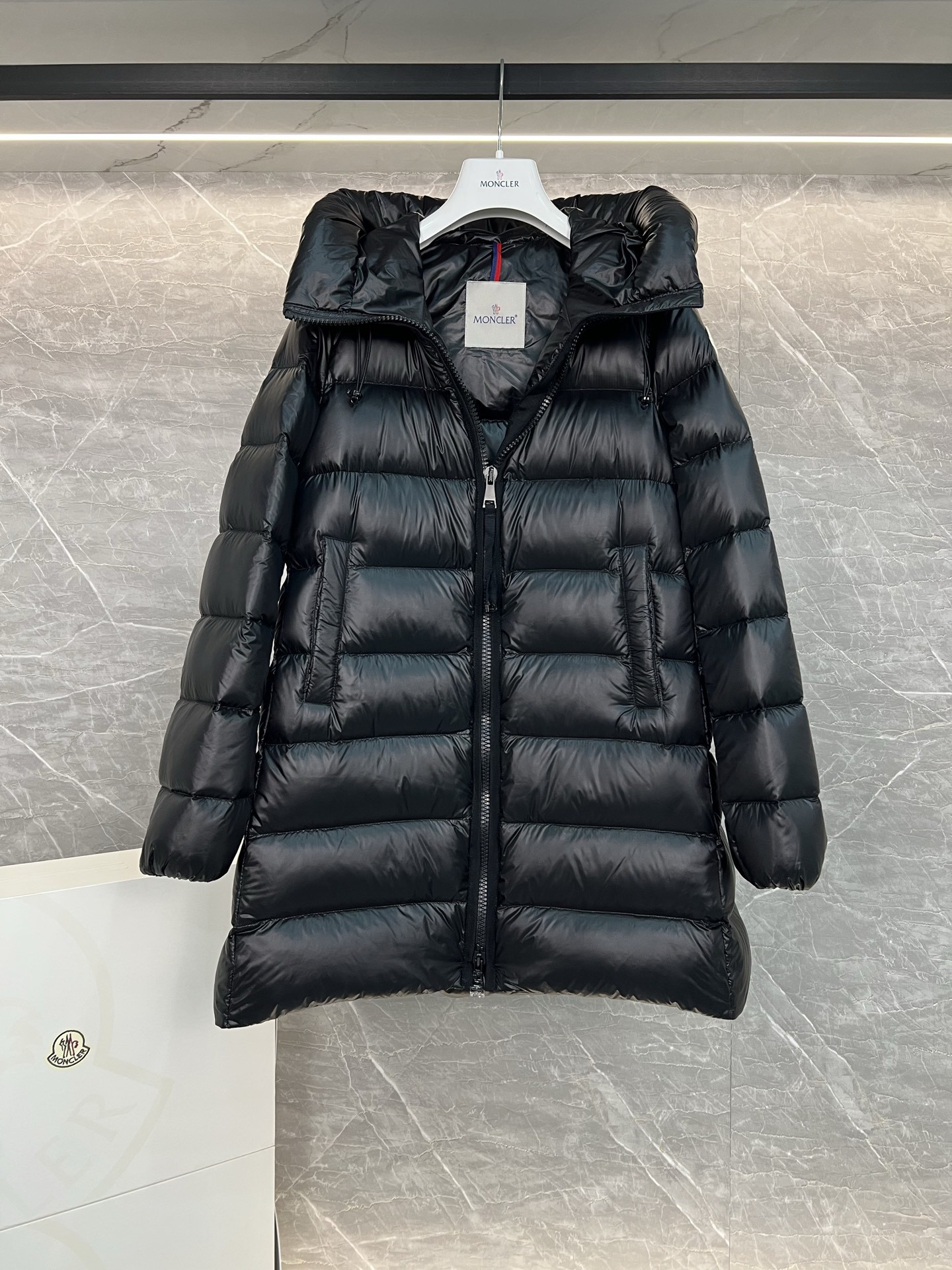 Moncler Suyenne 中長款連帽羽絨ジャケット - 軽量でスタイリッシュな冬の必需品