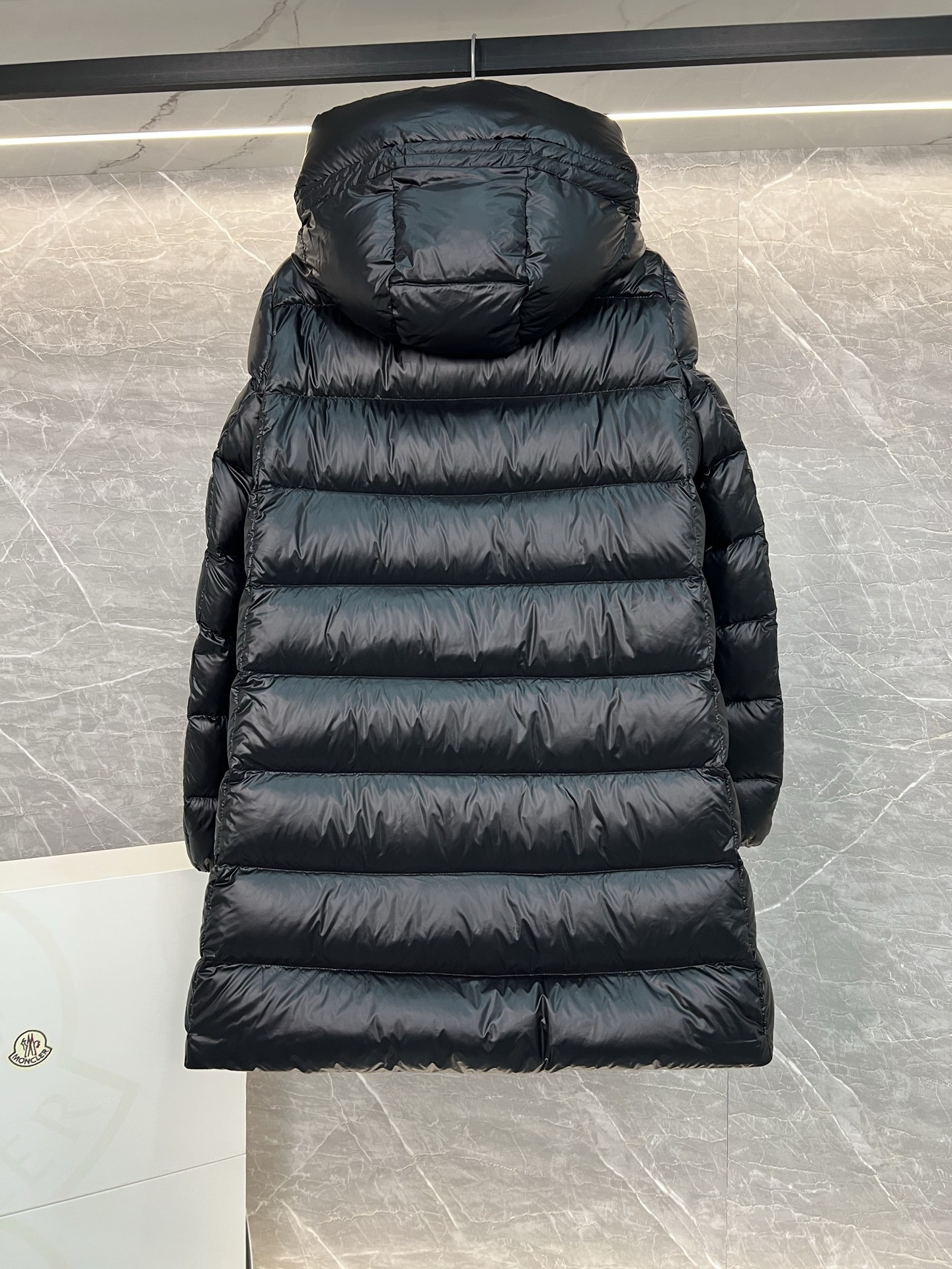 Moncler Suyenne 中長款連帽羽絨ジャケット - 軽量でスタイリッシュな冬の必需品