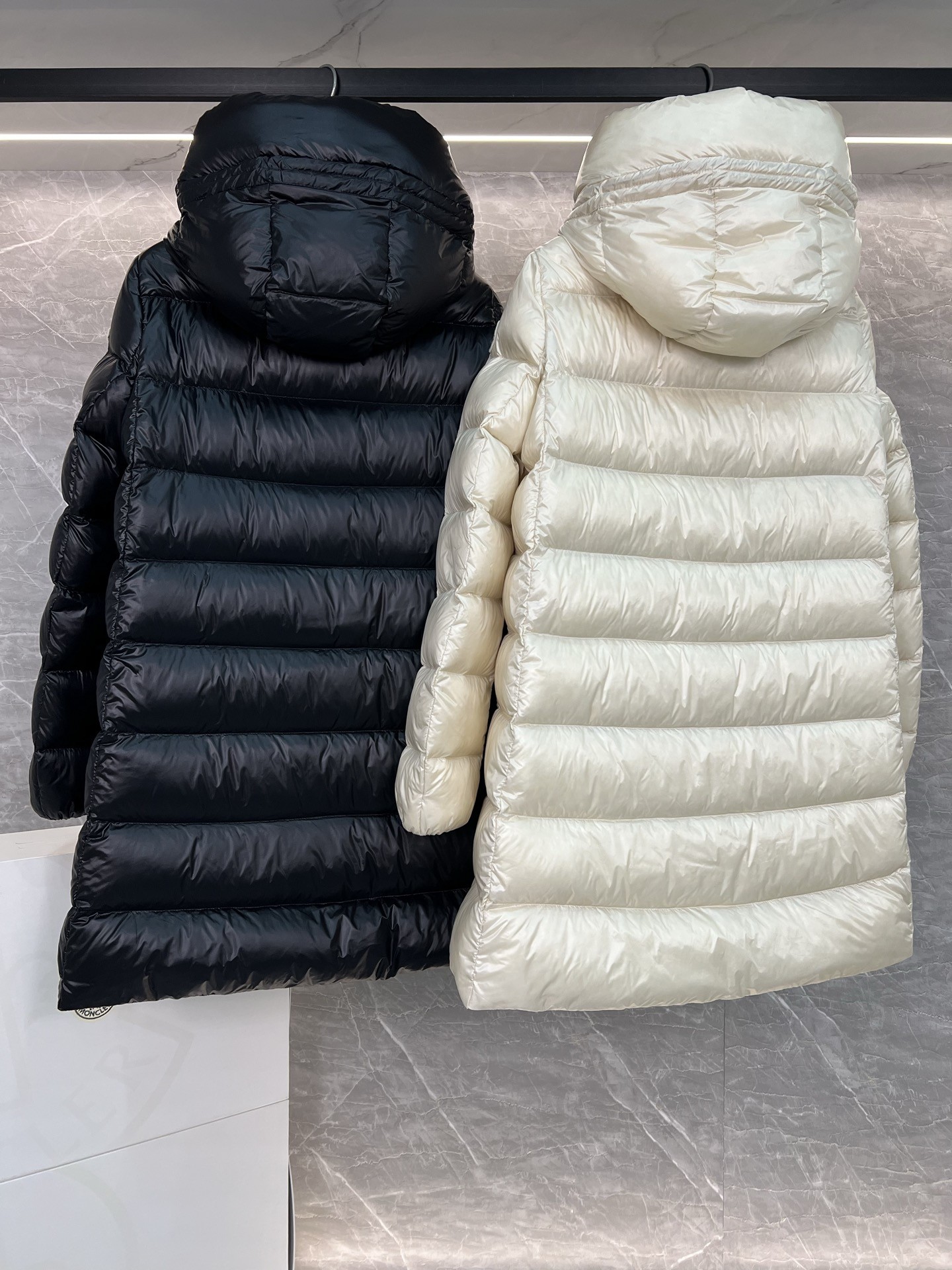 Moncler Suyenne 中長款連帽羽絨コート - 軽量でスタイリッシュ