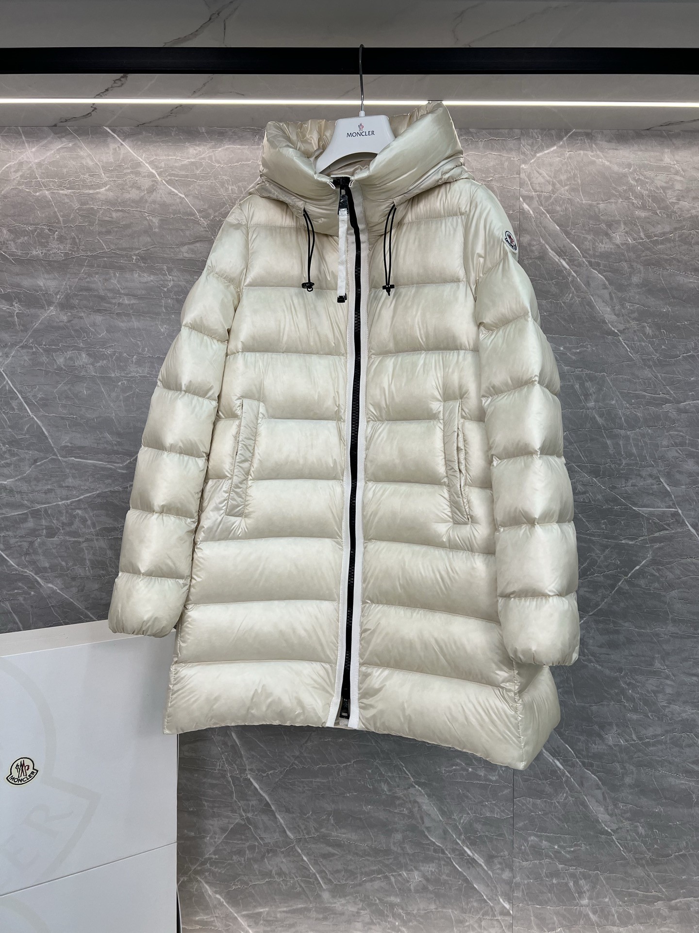 Moncler Suyenne 中長款連帽羽絨コート - 軽量でスタイリッシュ